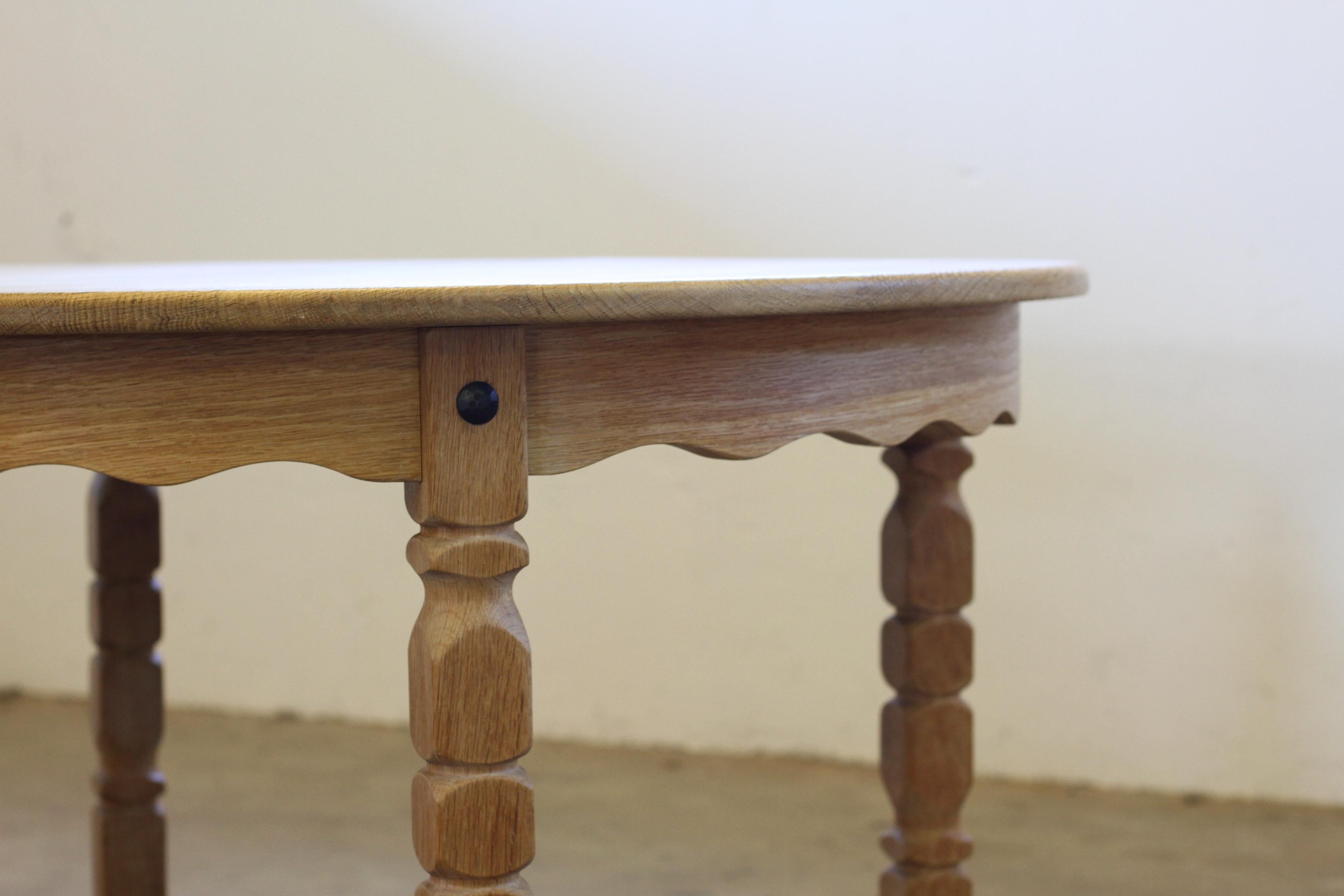 Round Danish Extending Dining Table in Light Oak, Henning Kjærnulf, 1960s In Good Condition For Sale In Store Heddinge, DK