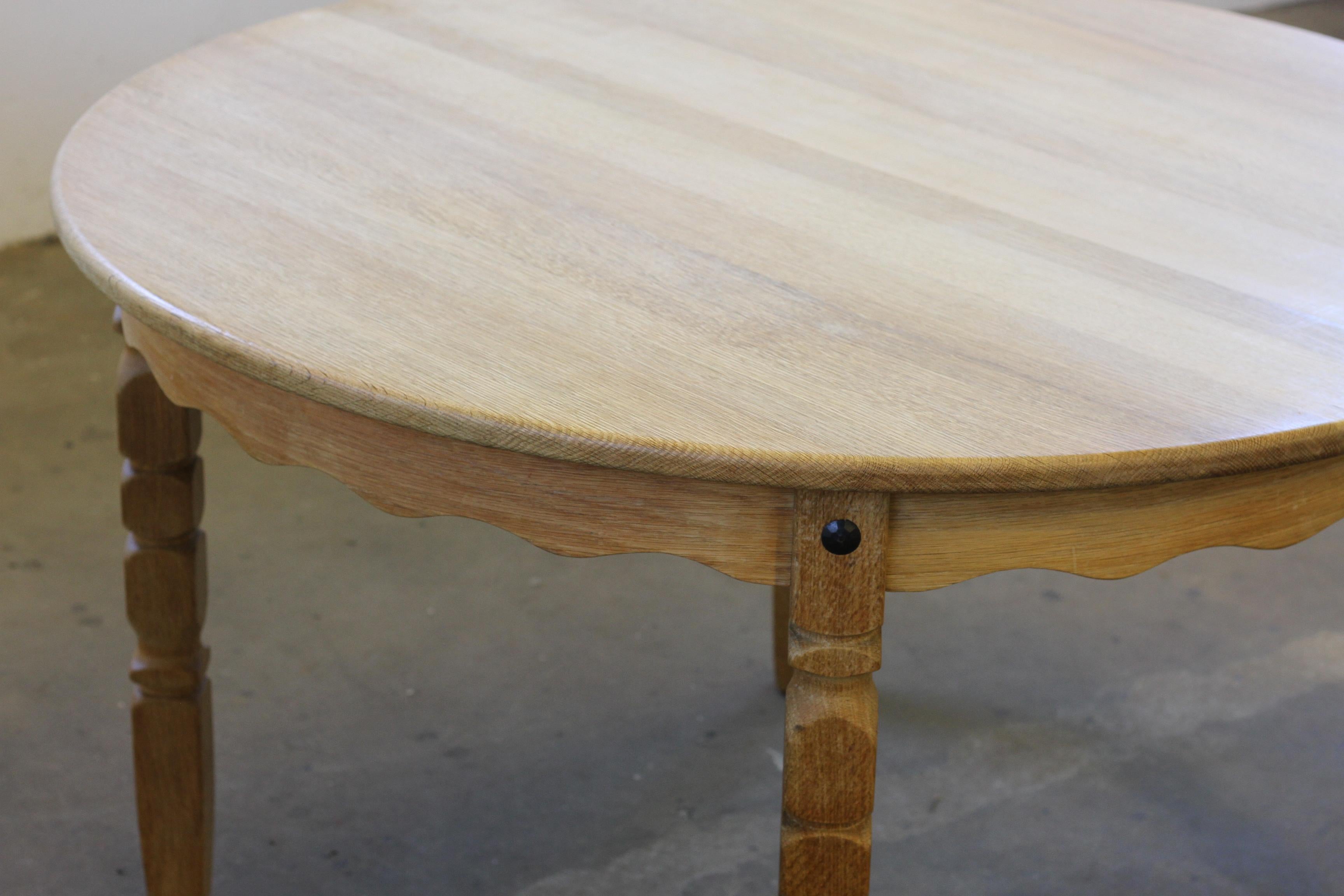 Round Danish Extending Dining Table in Light Oak, Henning Kjærnulf, 1960s For Sale 2