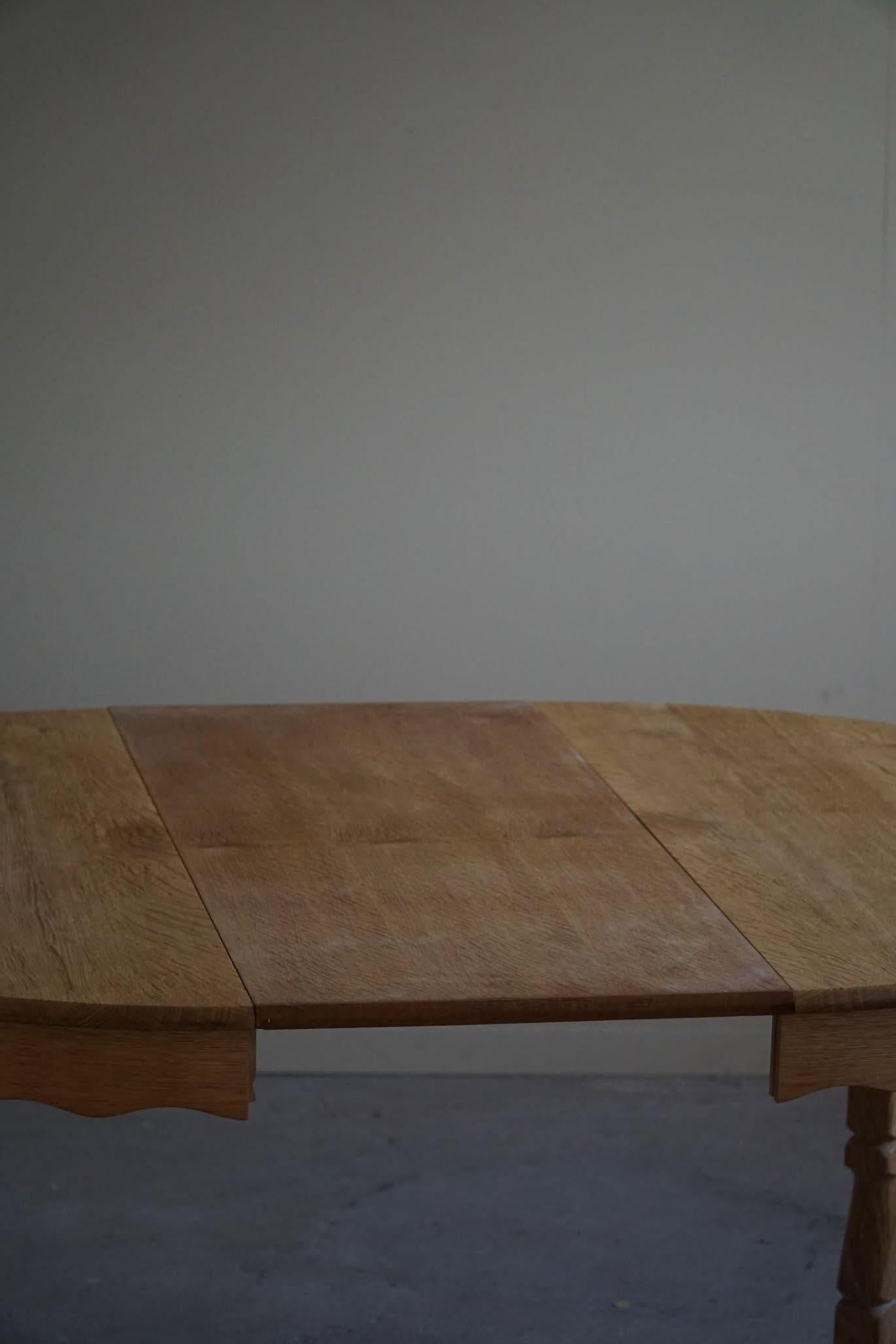 Mesa de comedor danesa redonda de mediados de siglo en roble macizo con dos extensiones, años 60 4