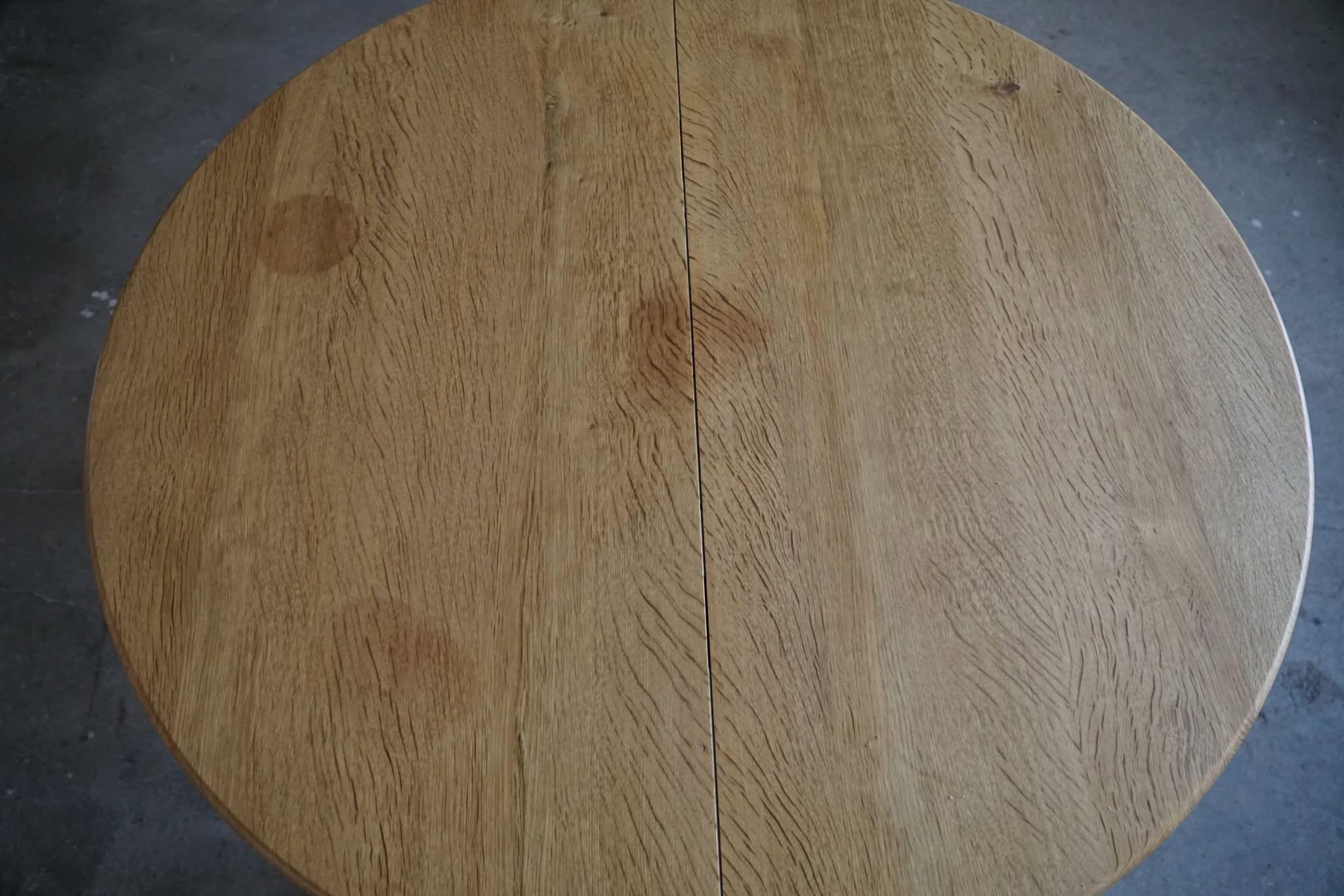 Mesa de comedor danesa redonda de mediados de siglo en roble macizo con dos extensiones, años 60 6