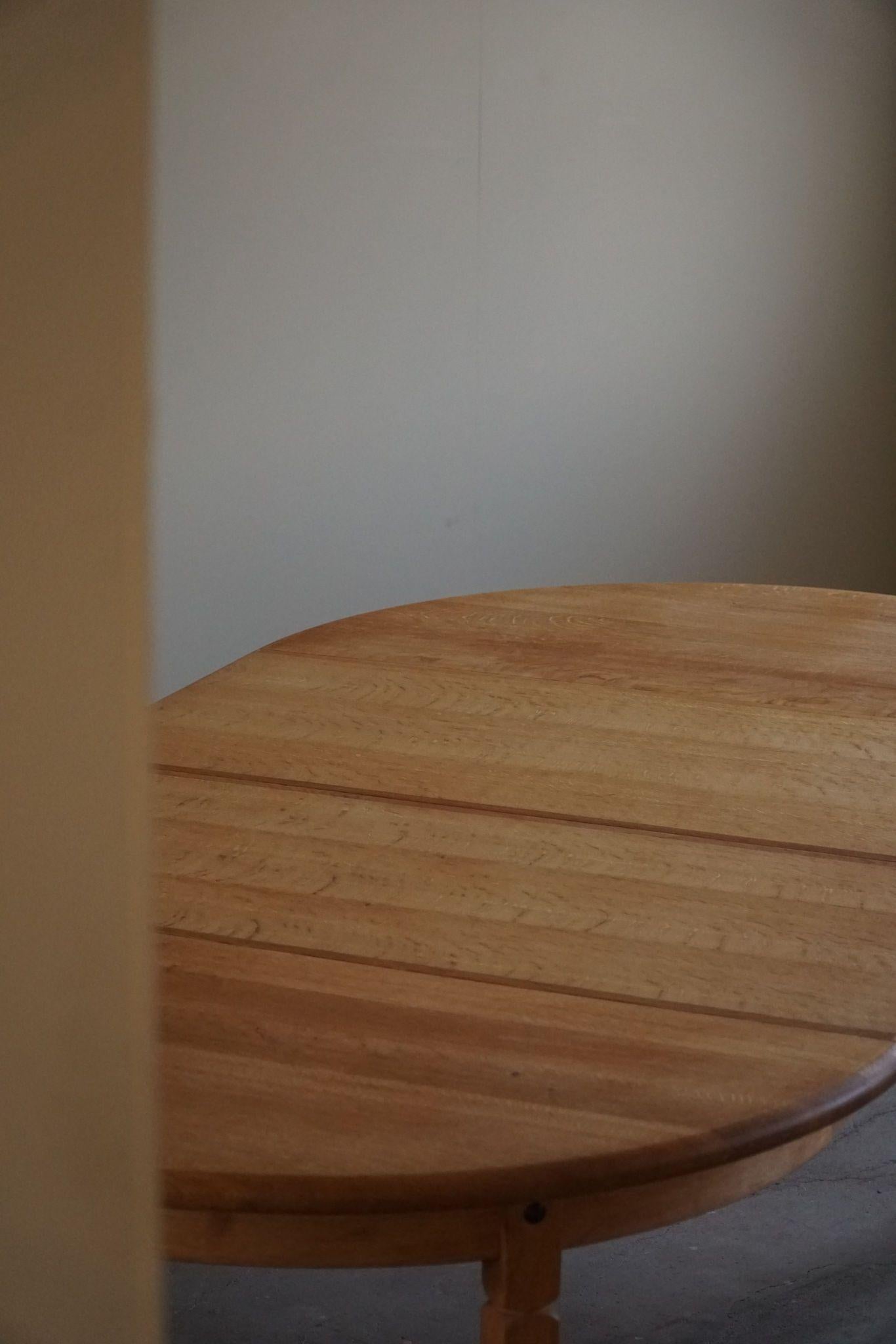 Round Danish Mid Century Dining Table in Solid Oak with Two Extensions, 1960s 9