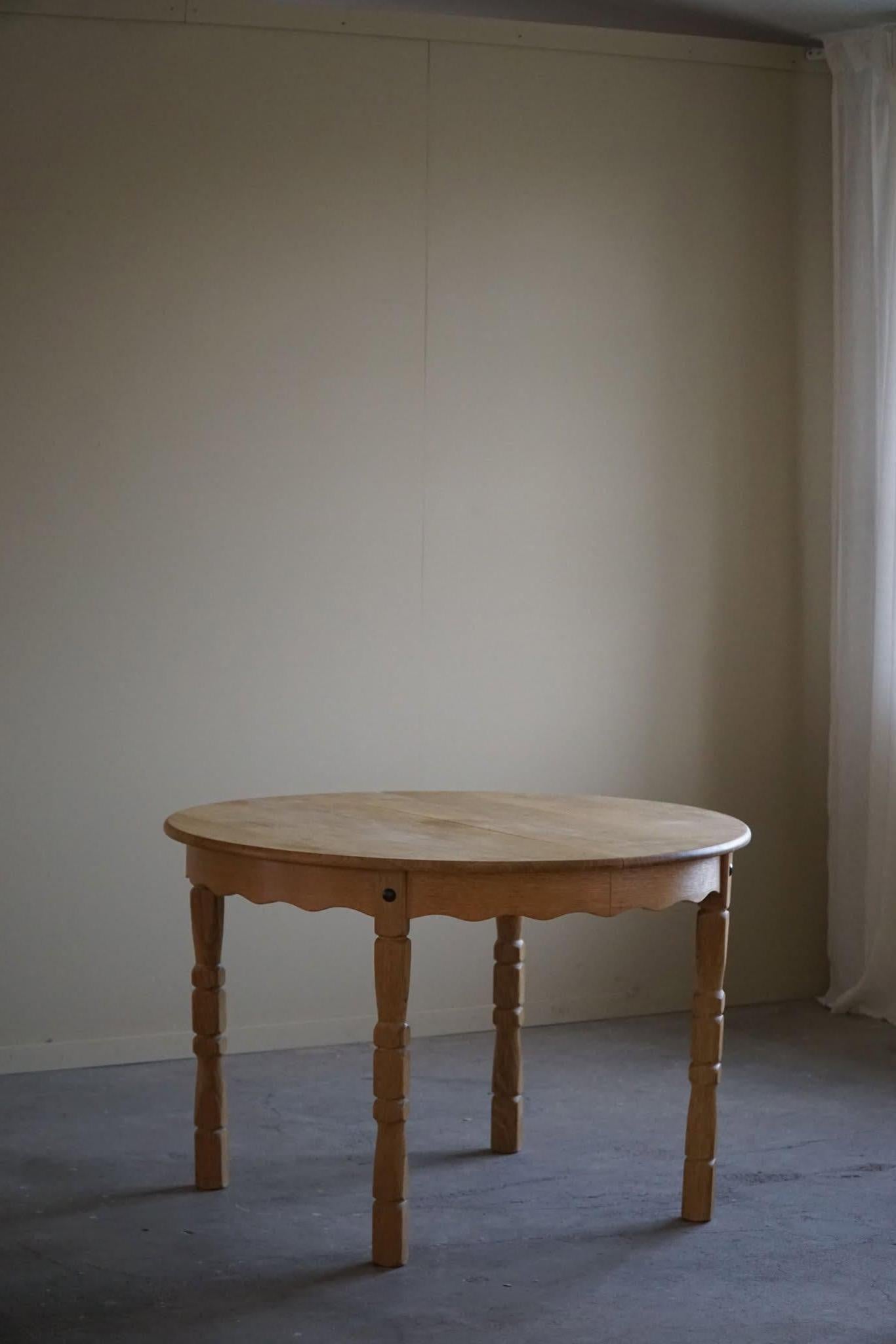Mesa de comedor danesa redonda de mediados de siglo en roble macizo con dos extensiones, años 60 7