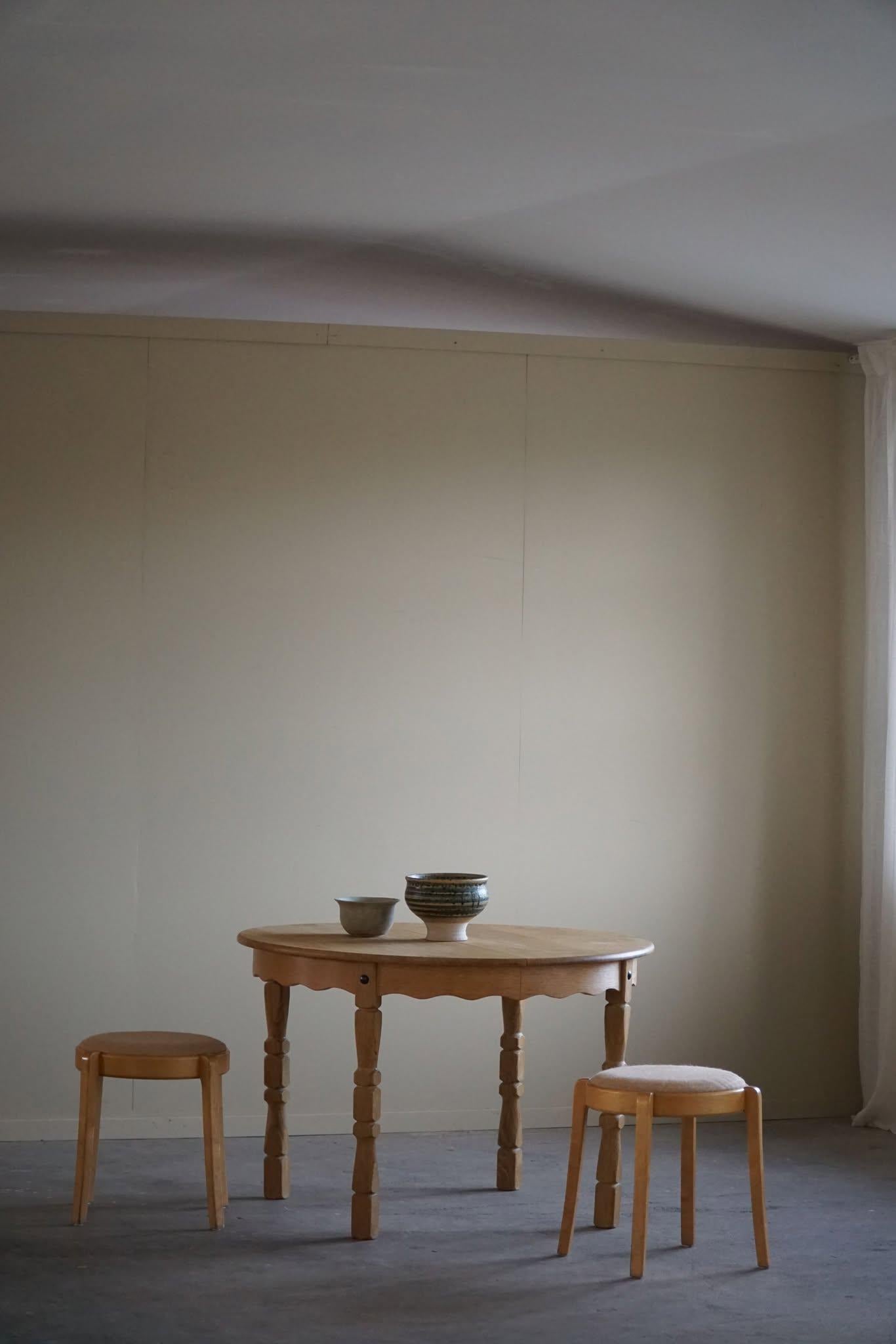 Mesa de comedor danesa redonda de mediados de siglo en roble macizo con dos extensiones, años 60 8