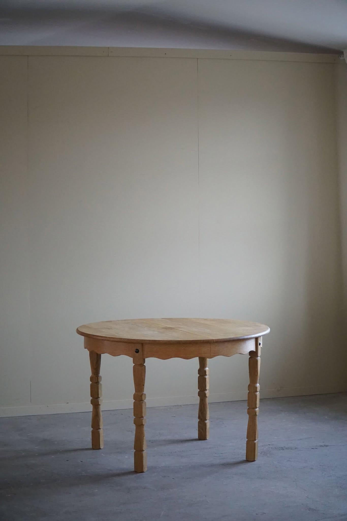 Mesa de comedor danesa redonda de mediados de siglo en roble macizo con dos extensiones, años 60 9