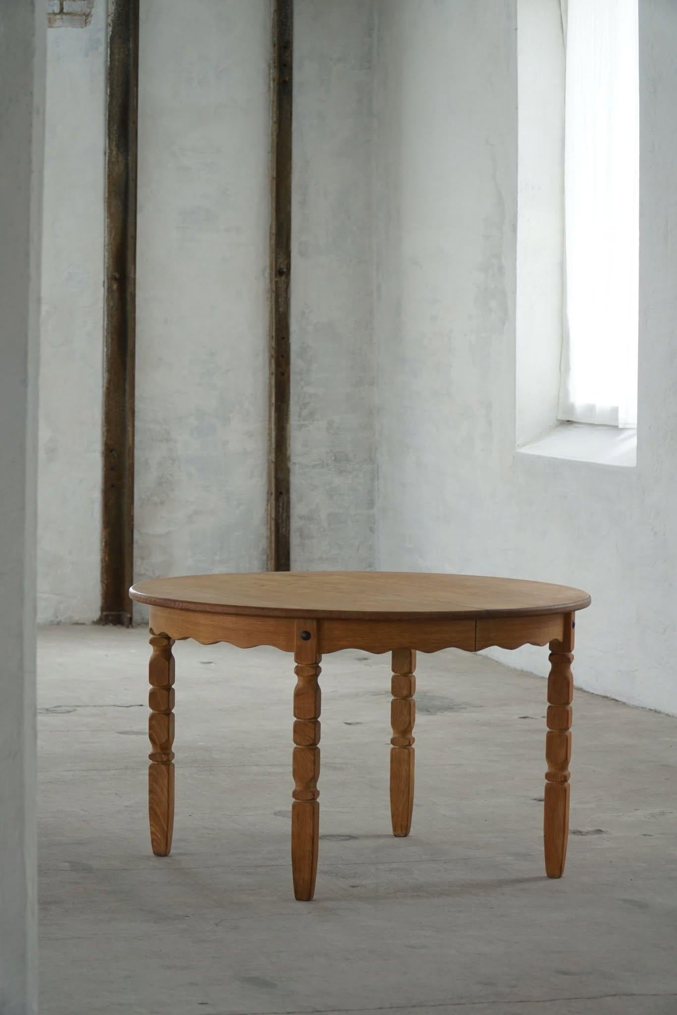 Klassischer runder Esstisch aus massiver Eiche mit zwei Auszügen, hergestellt in den 1960er Jahren von CJ Rosengaarden. Eine solche skulpturale Figur für das moderne Interieur.

Geschwungene Beine und große Handwerkskunst bei diesem brutalistischen