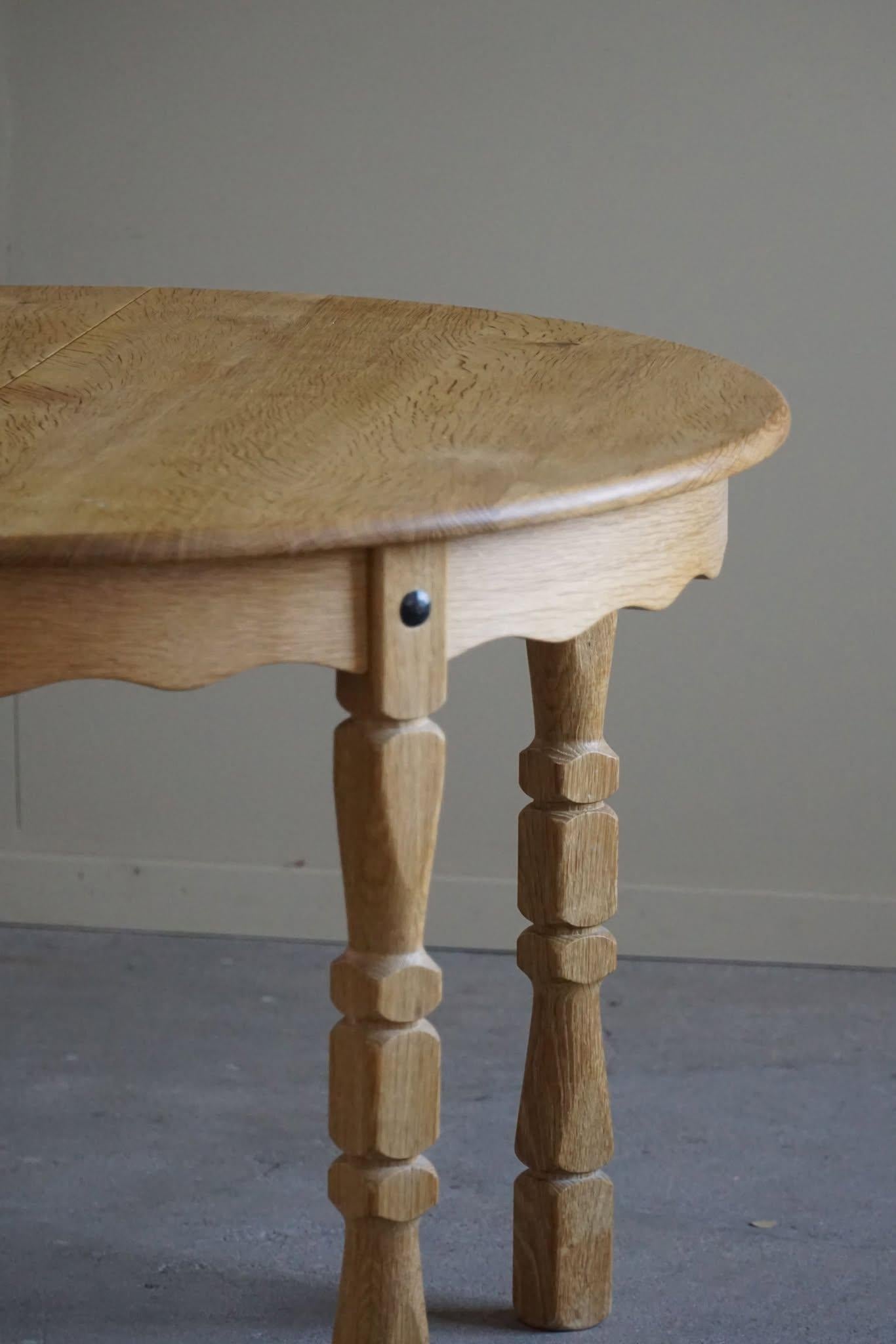 Mesa de comedor danesa redonda de mediados de siglo en roble macizo con dos extensiones, años 60 Moderno de mediados de siglo
