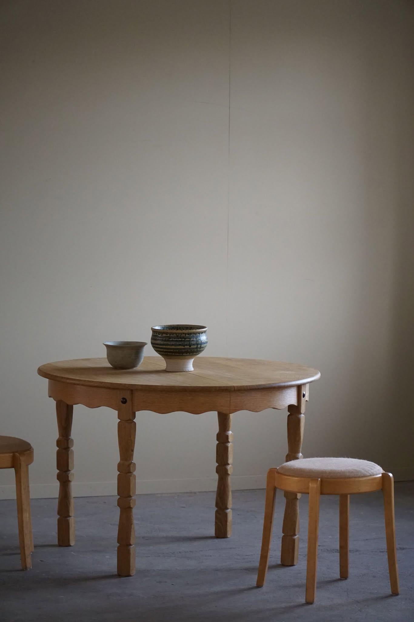 Mesa de comedor danesa redonda de mediados de siglo en roble macizo con dos extensiones, años 60 Danés