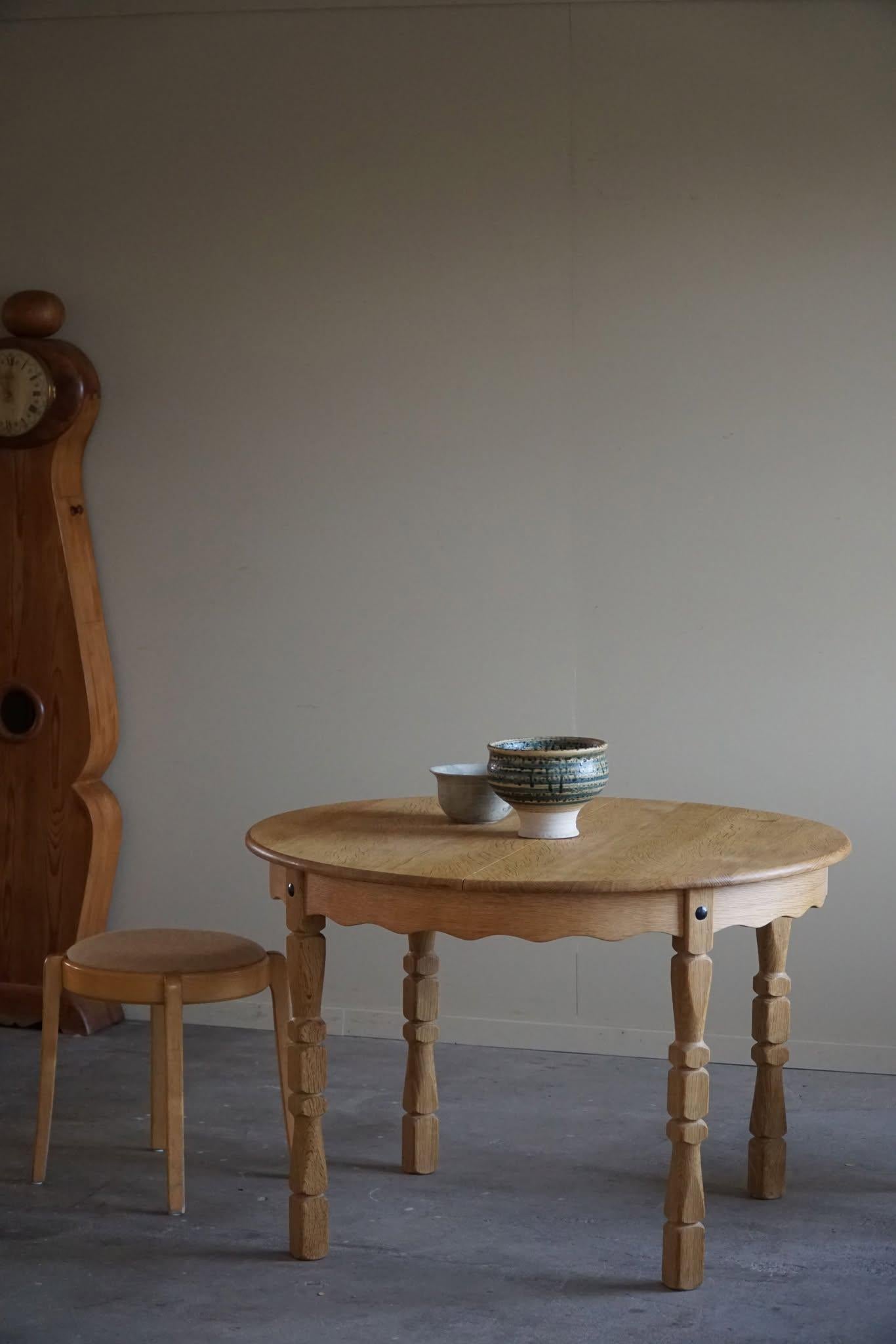 Mesa de comedor danesa redonda de mediados de siglo en roble macizo con dos extensiones, años 60 en Bueno Estado en Odense, DK