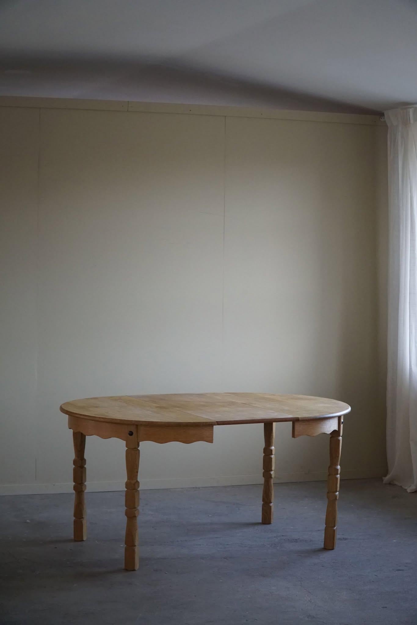 Mesa de comedor danesa redonda de mediados de siglo en roble macizo con dos extensiones, años 60 siglo XX
