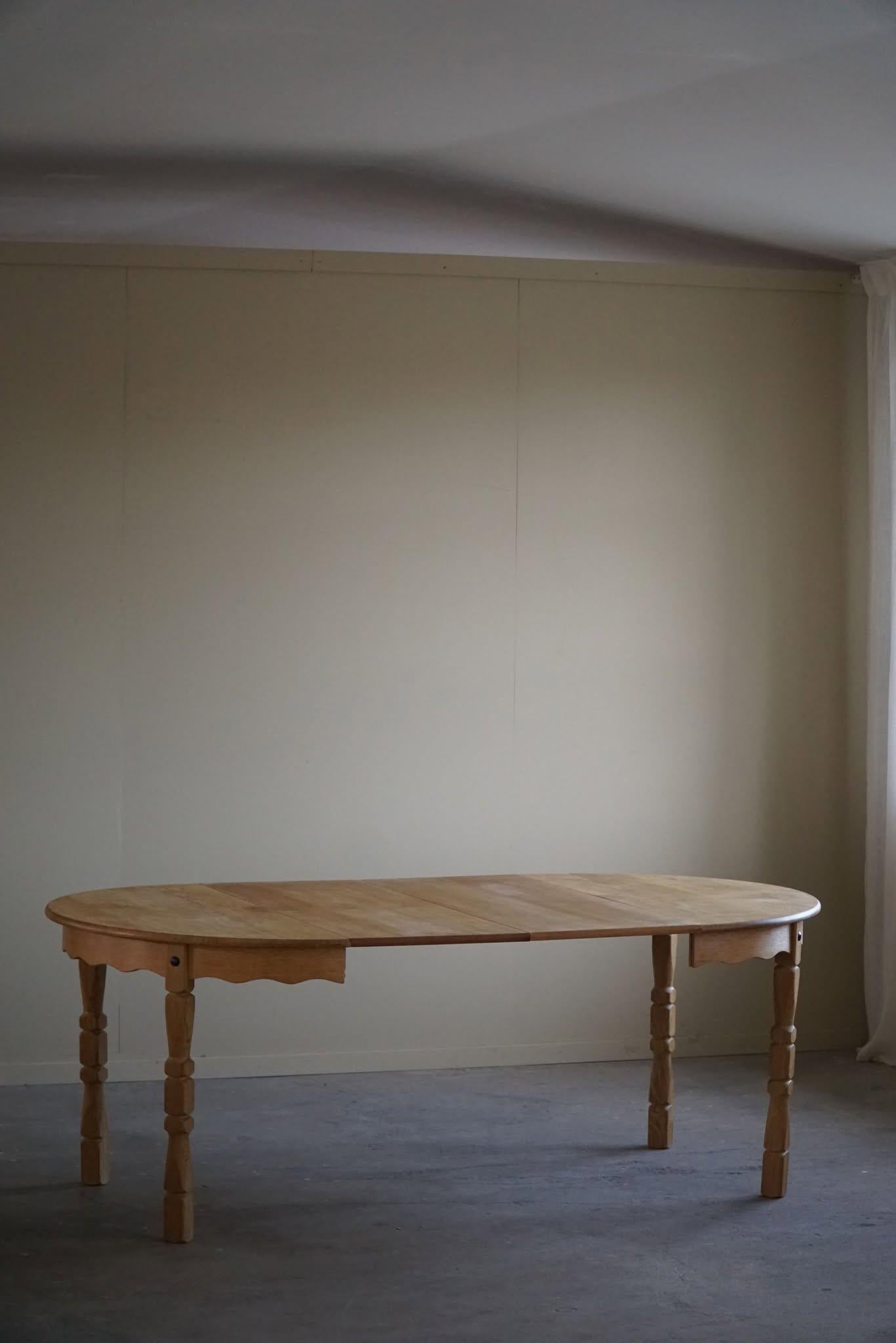 Mesa de comedor danesa redonda de mediados de siglo en roble macizo con dos extensiones, años 60 Roble