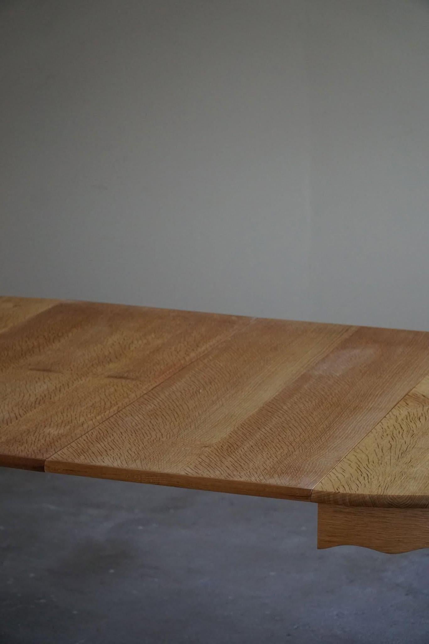 Mesa de comedor danesa redonda de mediados de siglo en roble macizo con dos extensiones, años 60 1