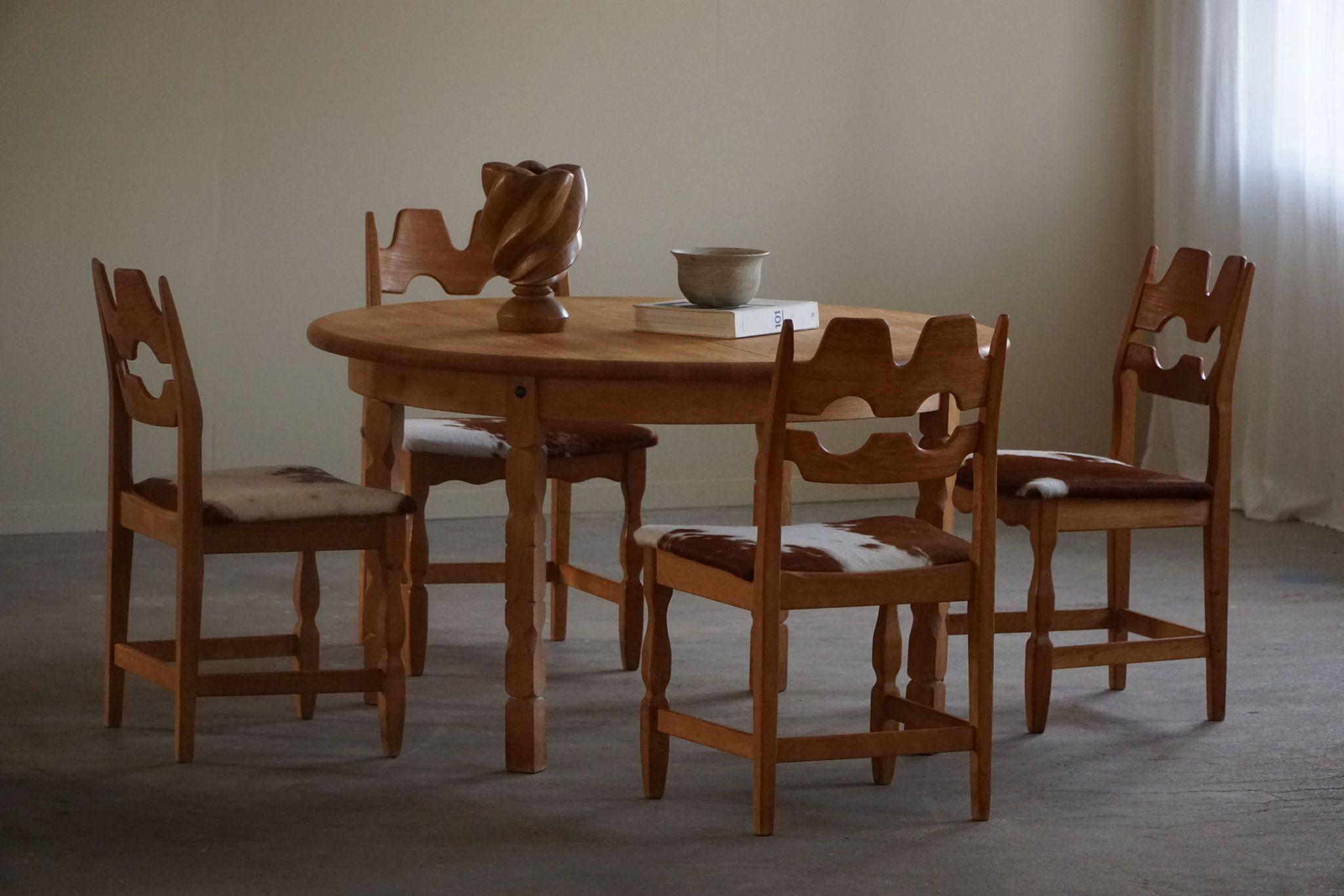 Round Danish Mid Century Dining Table in Solid Oak with Two Extensions, 1960s 4