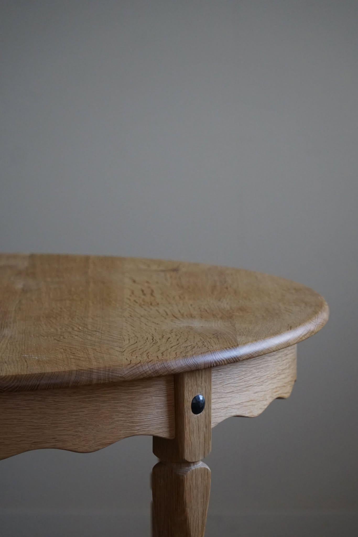 Mesa de comedor danesa redonda de mediados de siglo en roble macizo con dos extensiones, años 60 2
