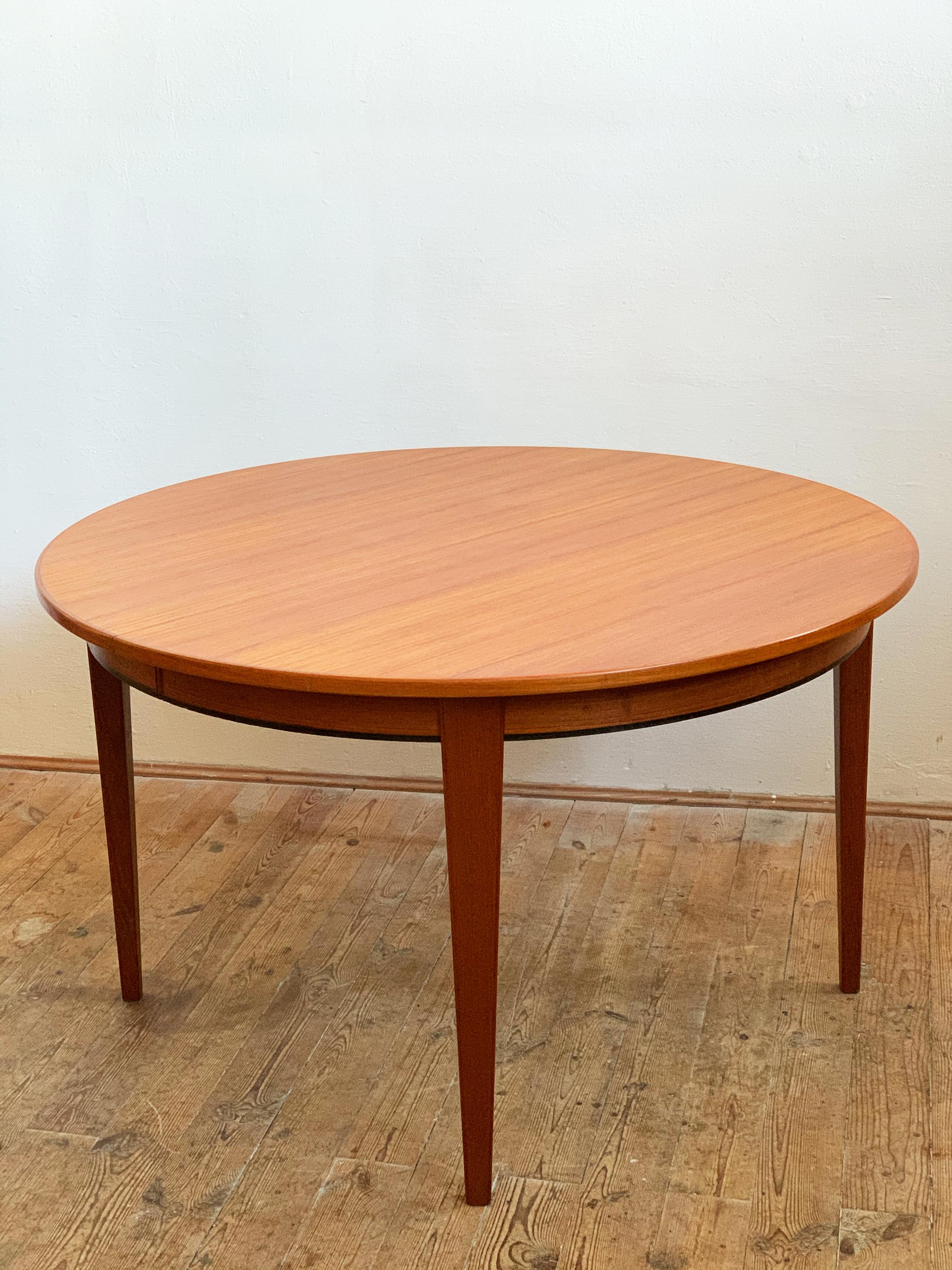 Round Danish Mid-Century Modern Extendable Teak Dining Table Made by Omann Jun For Sale 2