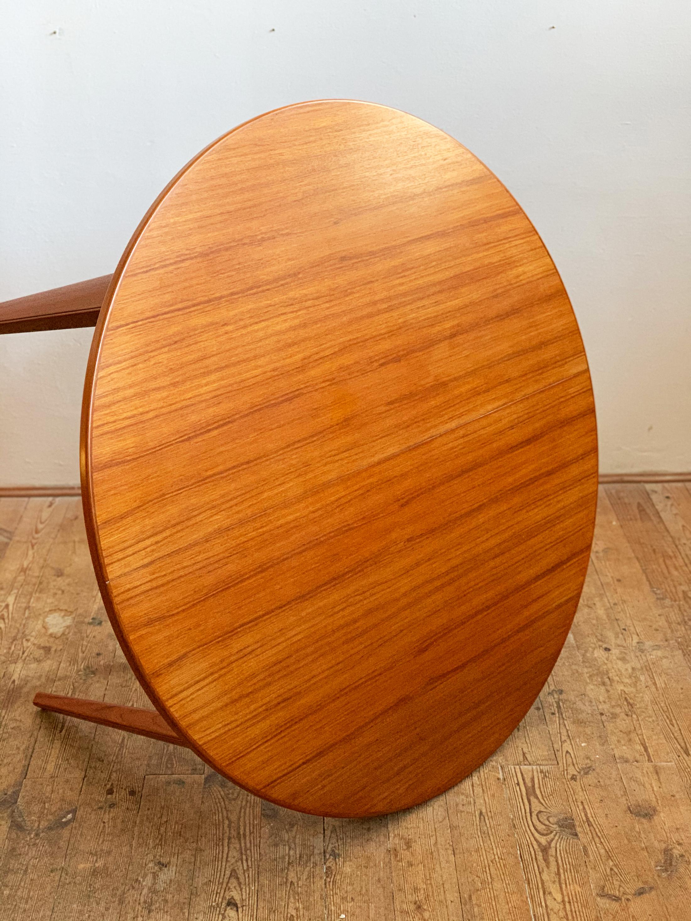 Round Danish Mid-Century Modern Extendable Teak Dining Table Made by Omann Jun For Sale 3