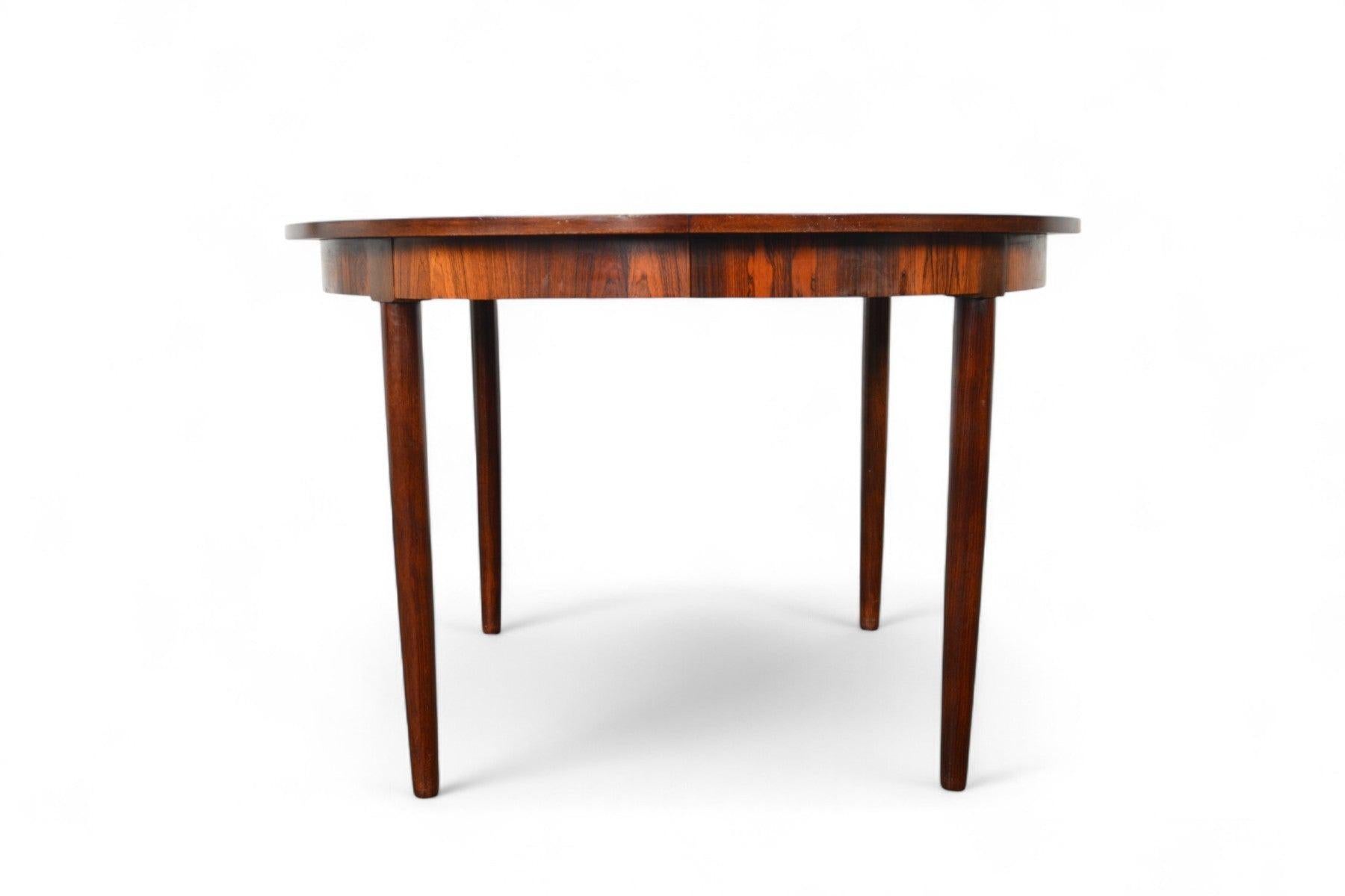 Round Danish Modern Expandable Rosewood Dining Table With One Leaf In Good Condition For Sale In Berkeley, CA