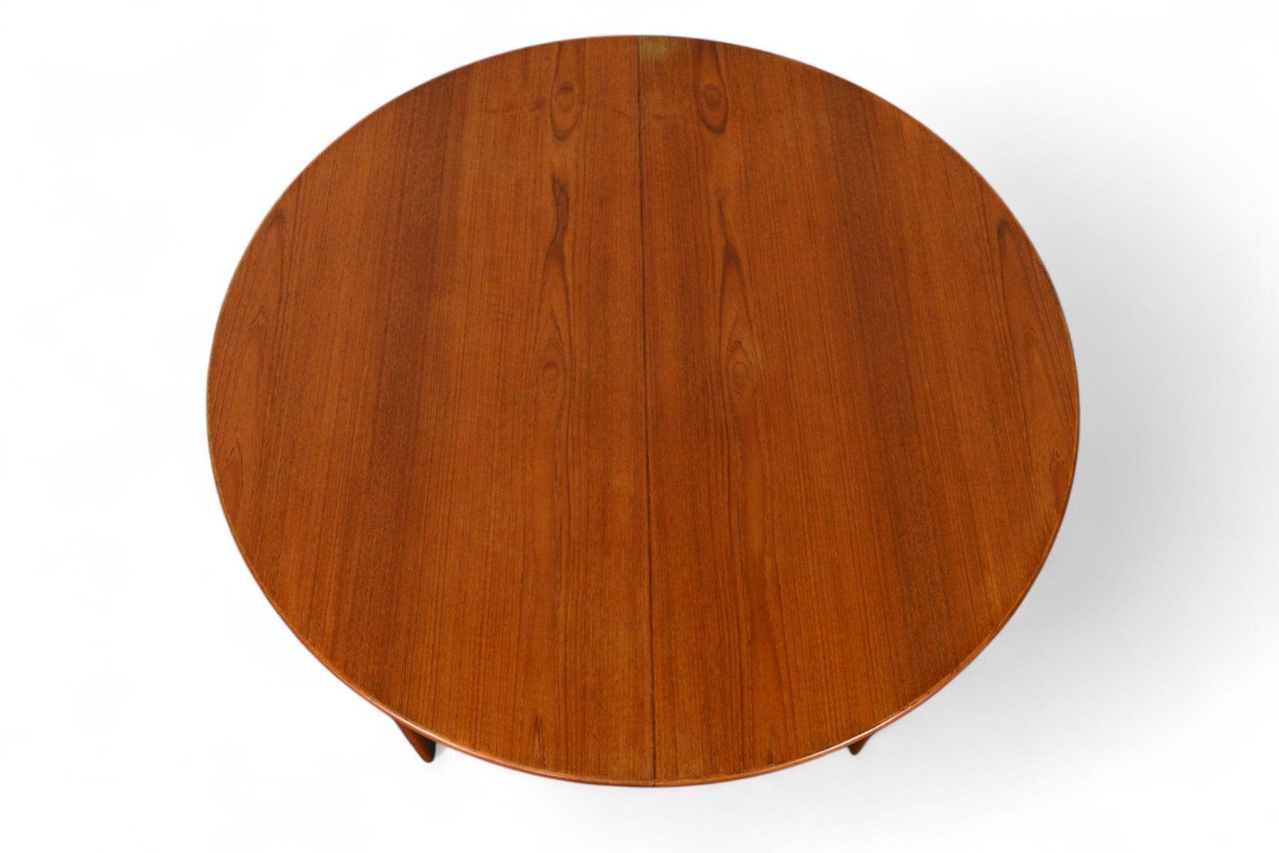 Round Danish Modern Expandable Teak Dining Table With Two Leaves In Good Condition For Sale In Berkeley, CA