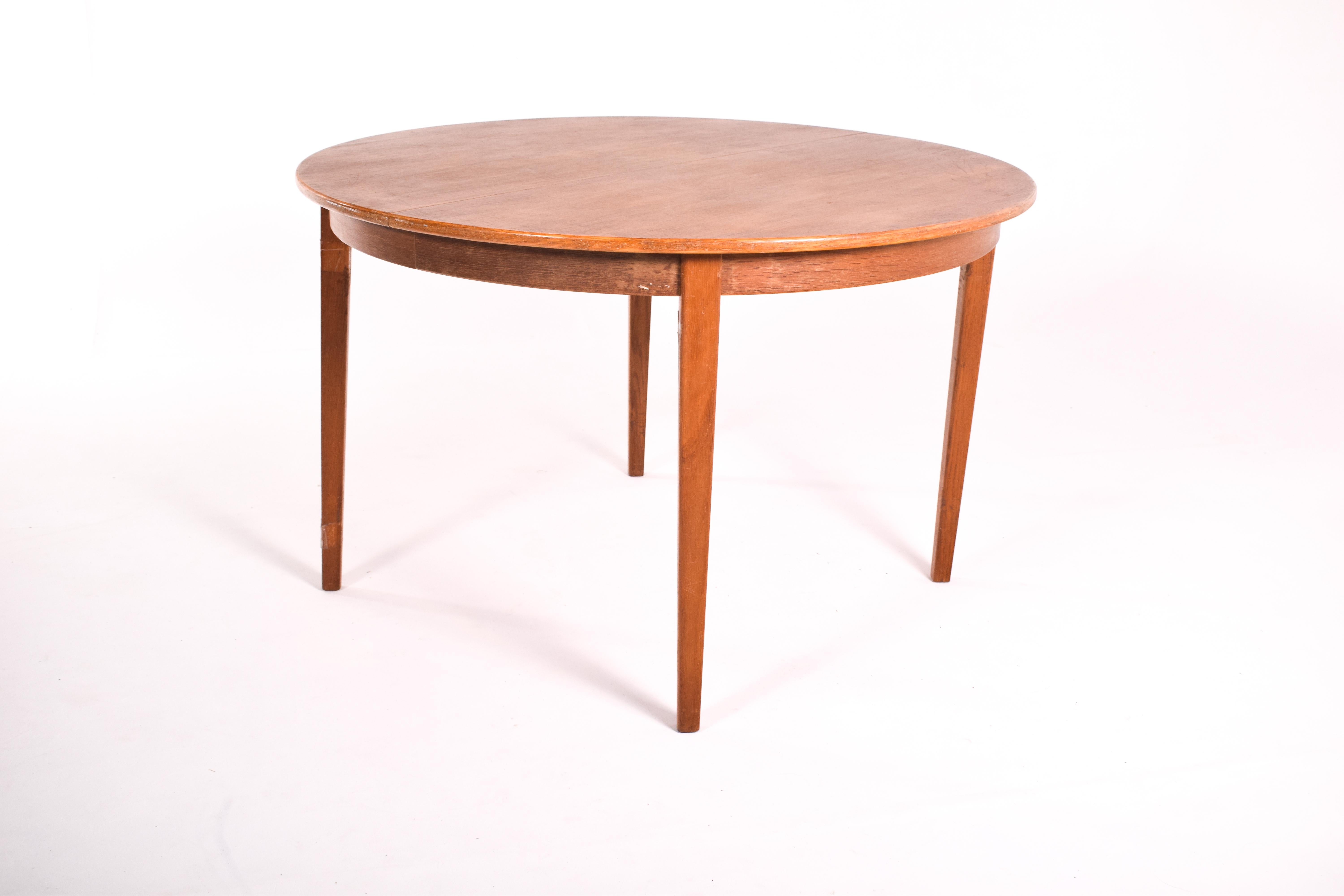 Classic Danish mid-century style round table with two leaves. Dimensions of each leaf 37 cm. The table has a beautiful, rich, light oak wood grain on the top, matching perfectly in all elements.