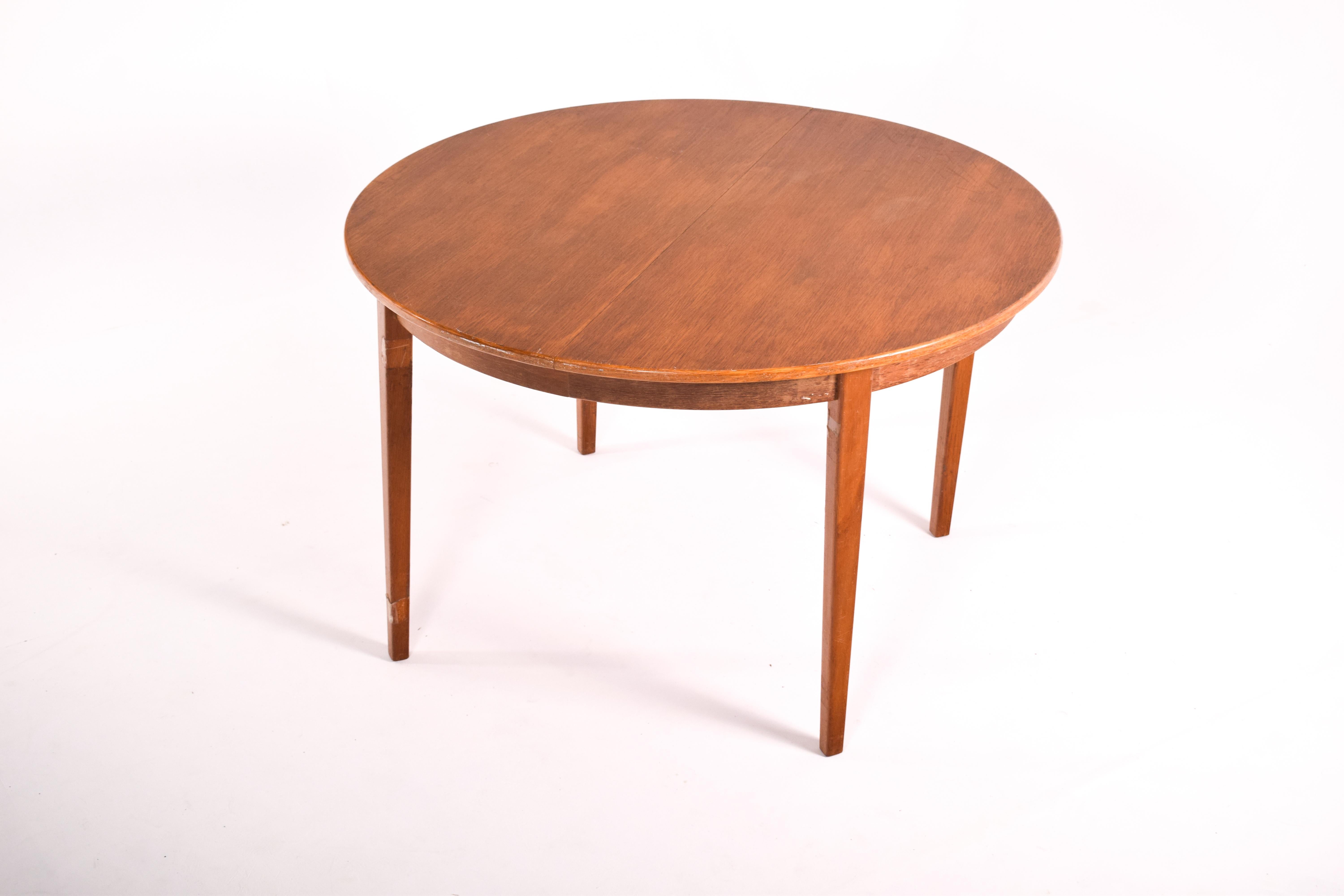 Round Danish Oak Extendable Dining Table, 1960s In Good Condition In Lisboa, Lisboa