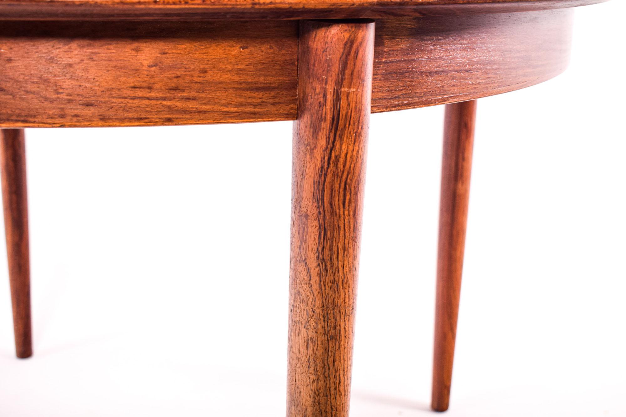 Round Danish Rosewood Extendable Dining Table, 1960s In Good Condition In Lisboa, Lisboa