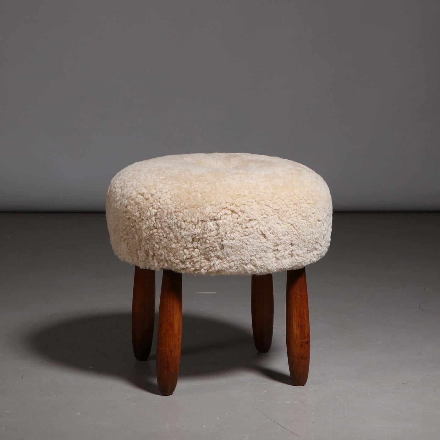 Sgabello danese rotondo, tabouret, pouf, realizzato da un ebanista danese negli anni Quaranta. Alla maniera di Arnold Madsen (1907-1989). Realizzata in legno, la seduta è stata recentemente rivestita in pelle di pecora.

Dimensioni:
Altezza: 44 cm /
