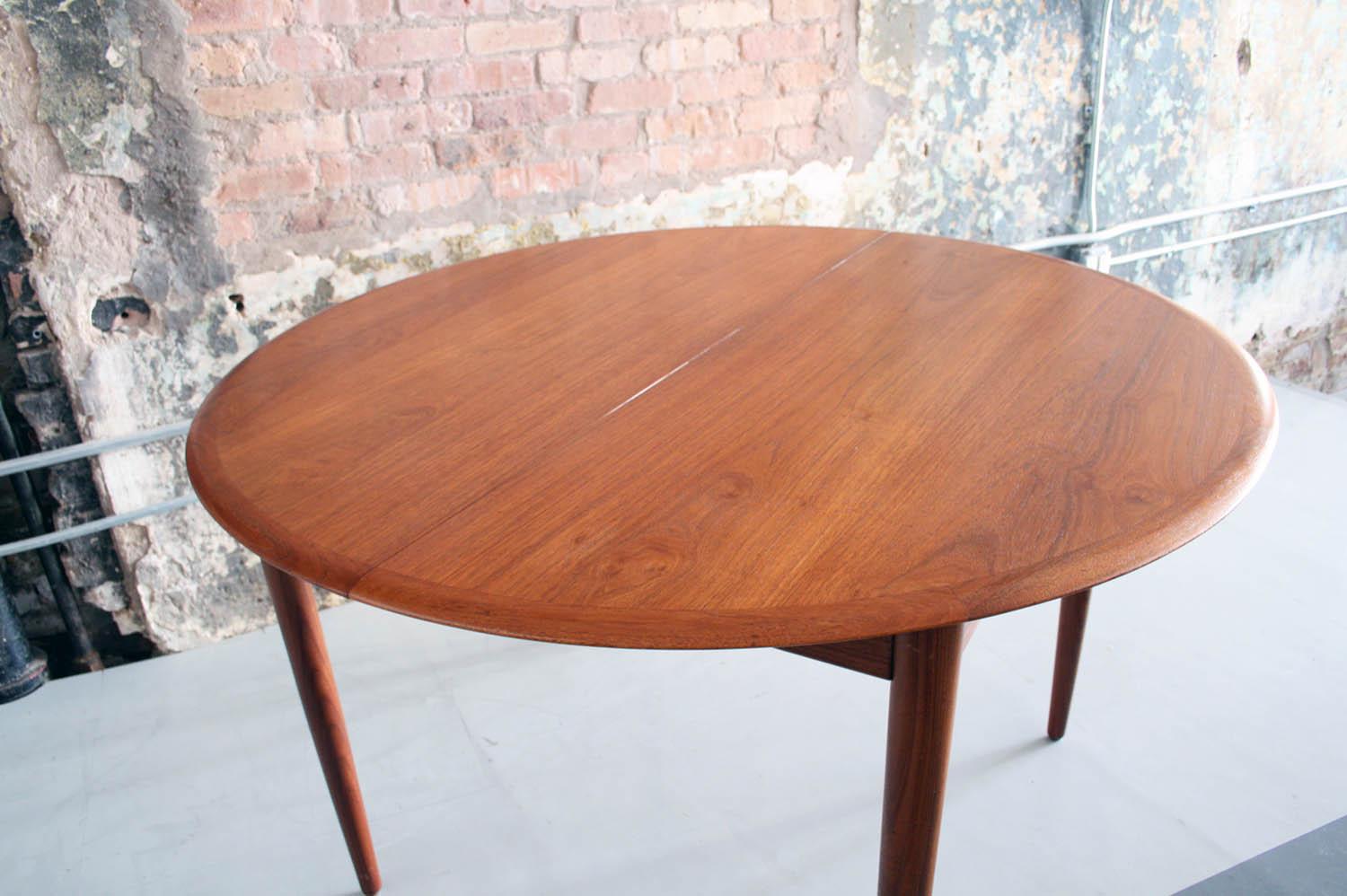 For your consideration this is a lovely, round, teak table that extends to an oval shape, with one bi-fold leaf hidden inside. (Leaf 22