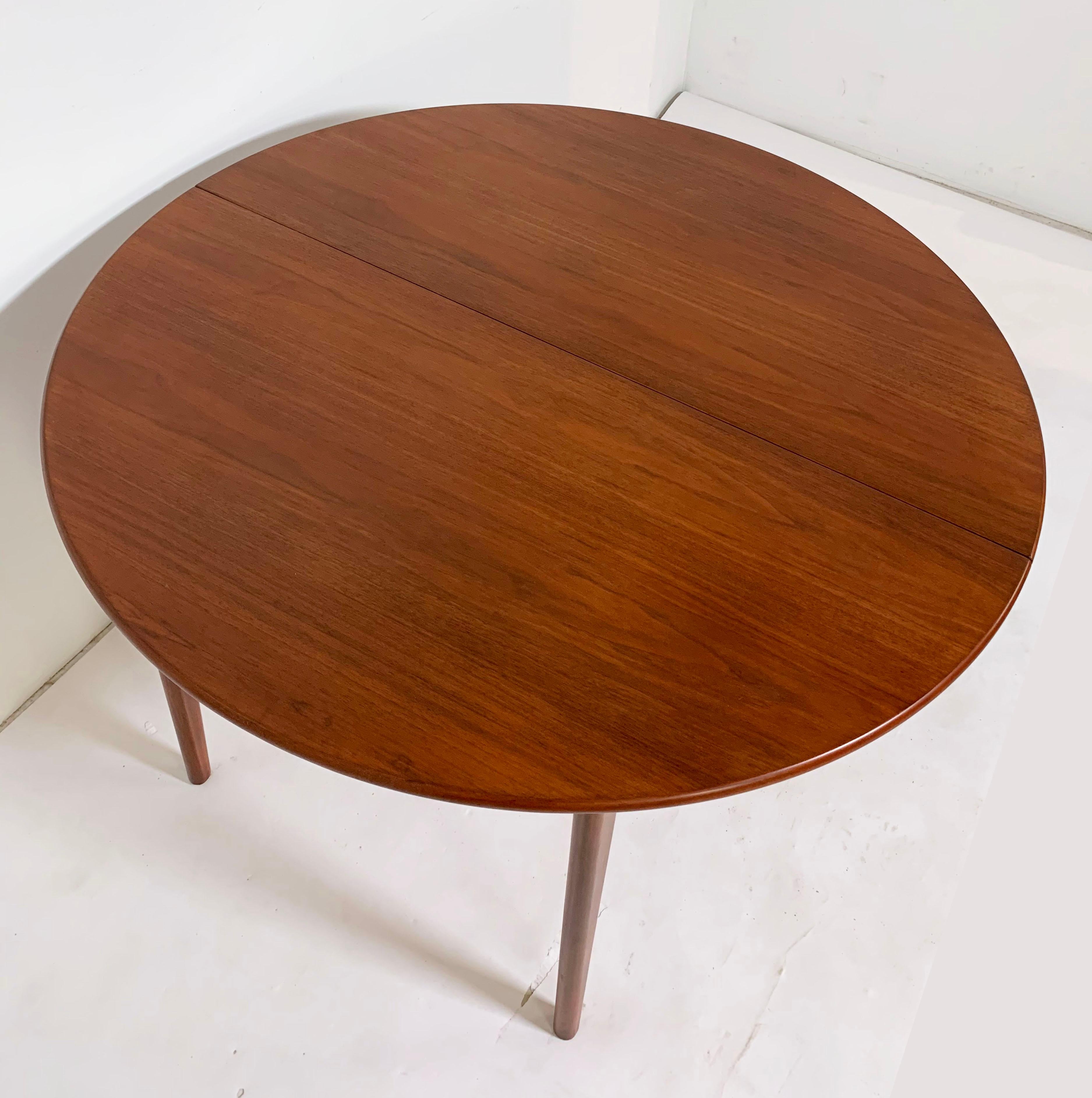 Scandinavian Modern Round Danish Teak Dining Table with Two Leaves, circa 1960s