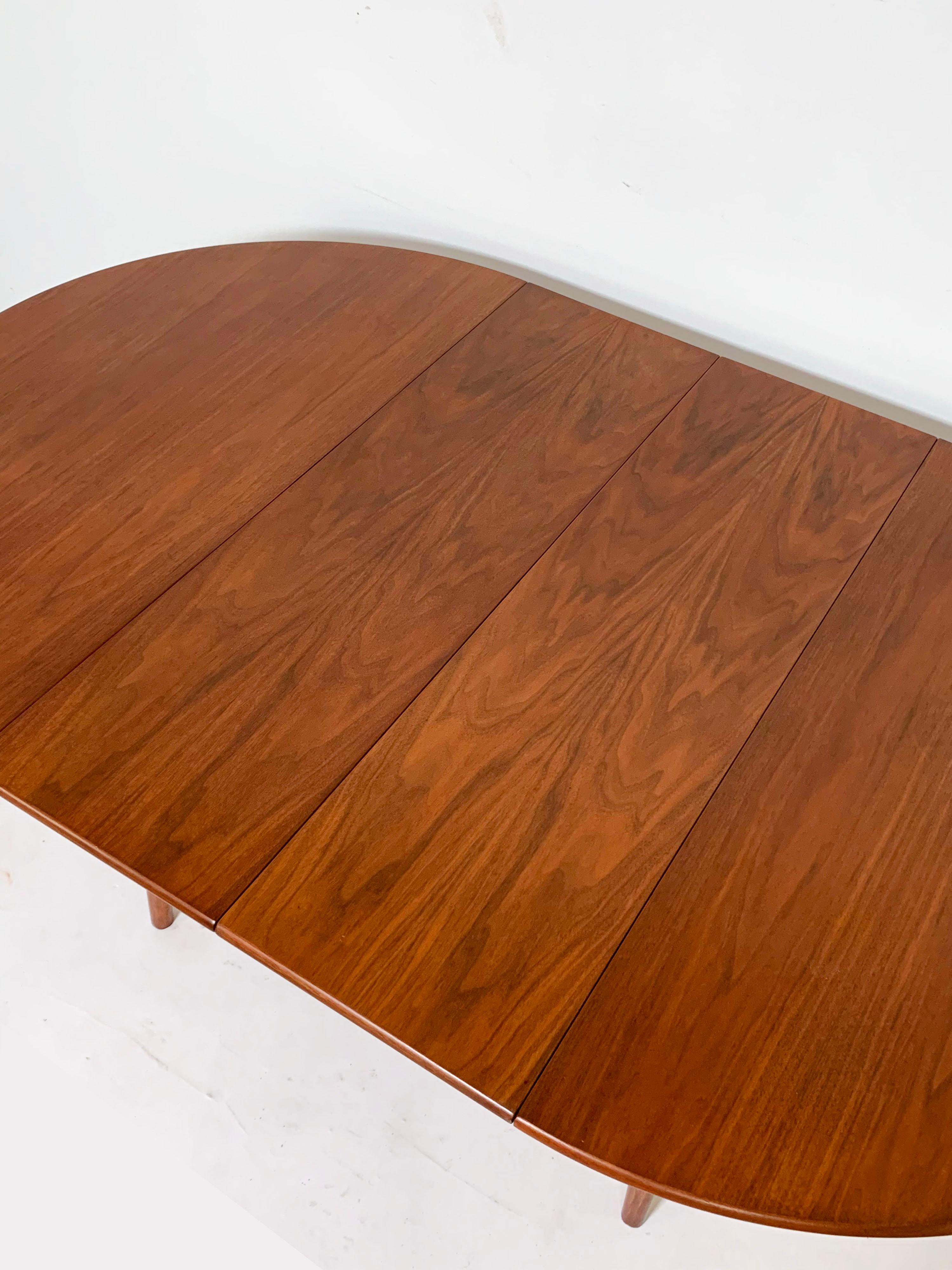 Mid-20th Century Round Danish Teak Dining Table with Two Leaves, circa 1960s