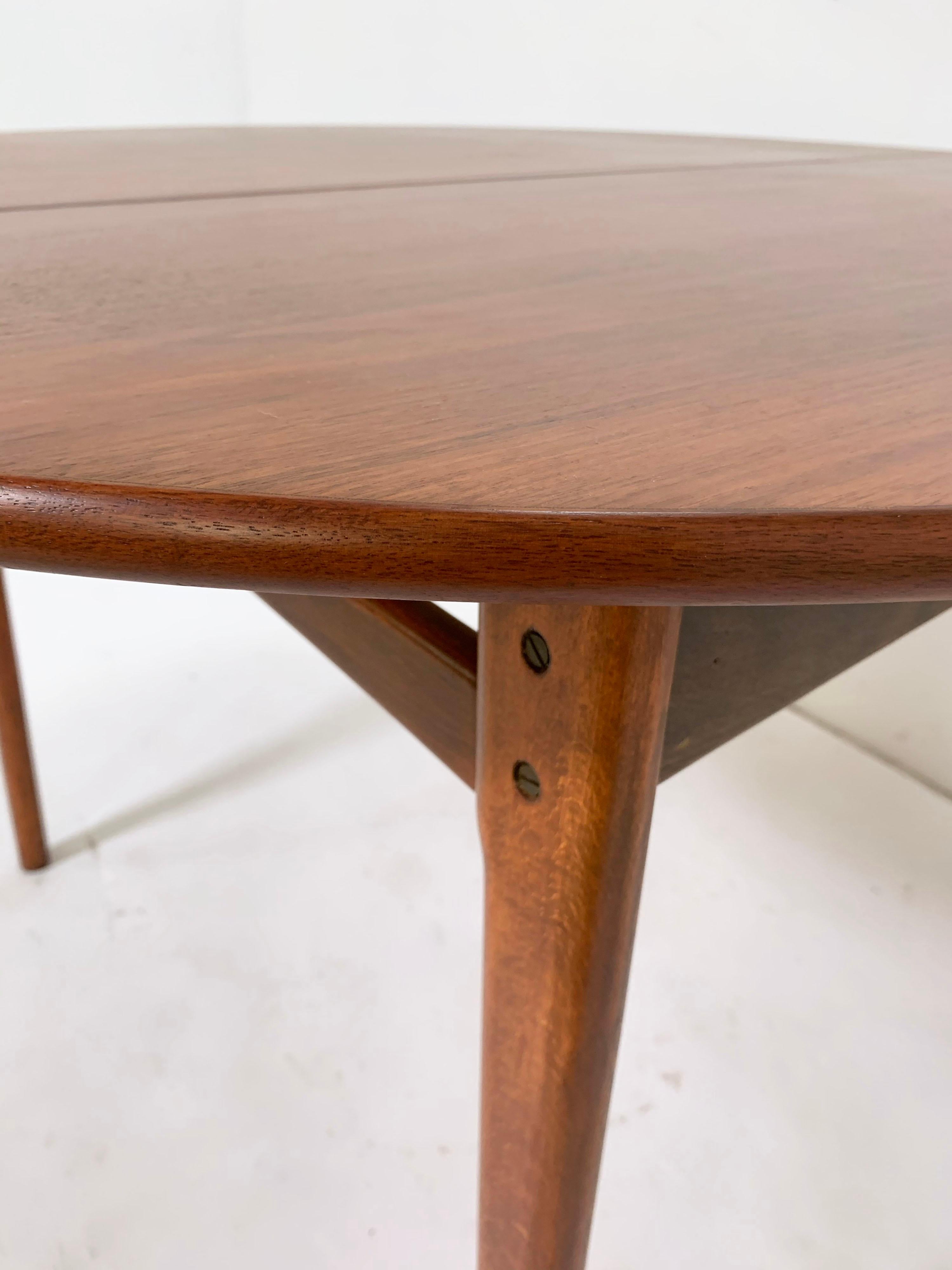 Round Danish Teak Dining Table with Two Leaves, circa 1960s 1