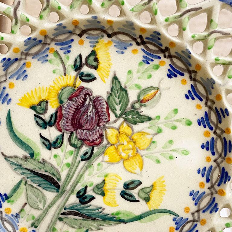 Artisanat Plat rond décoratif en céramique à motifs floraux bleus et jaunes du Maroc, Portugal en vente
