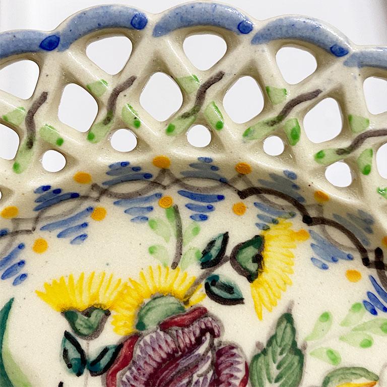 Portugais Plat rond décoratif en céramique à motifs floraux bleus et jaunes du Maroc, Portugal en vente