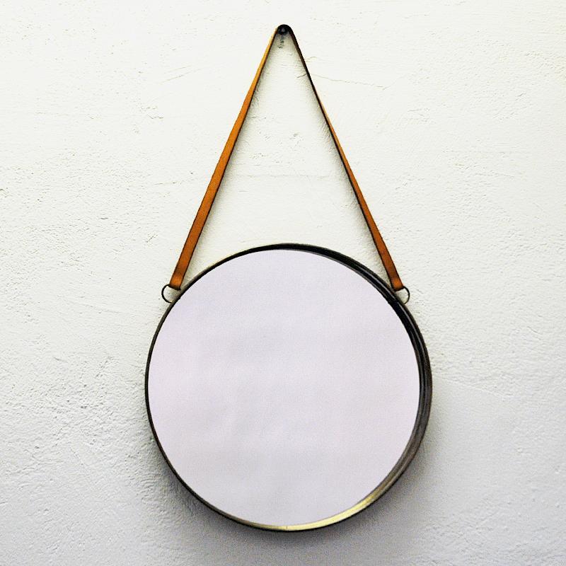 A round and classic vintage mirror with a polished brass frame by Bror Moje Sweden 1960s. A mirror that fits in everywhere and looks good anywhere you want. In the kitchen, bathroom, childrens room, livingroom, hallway or hallway or maybe even your