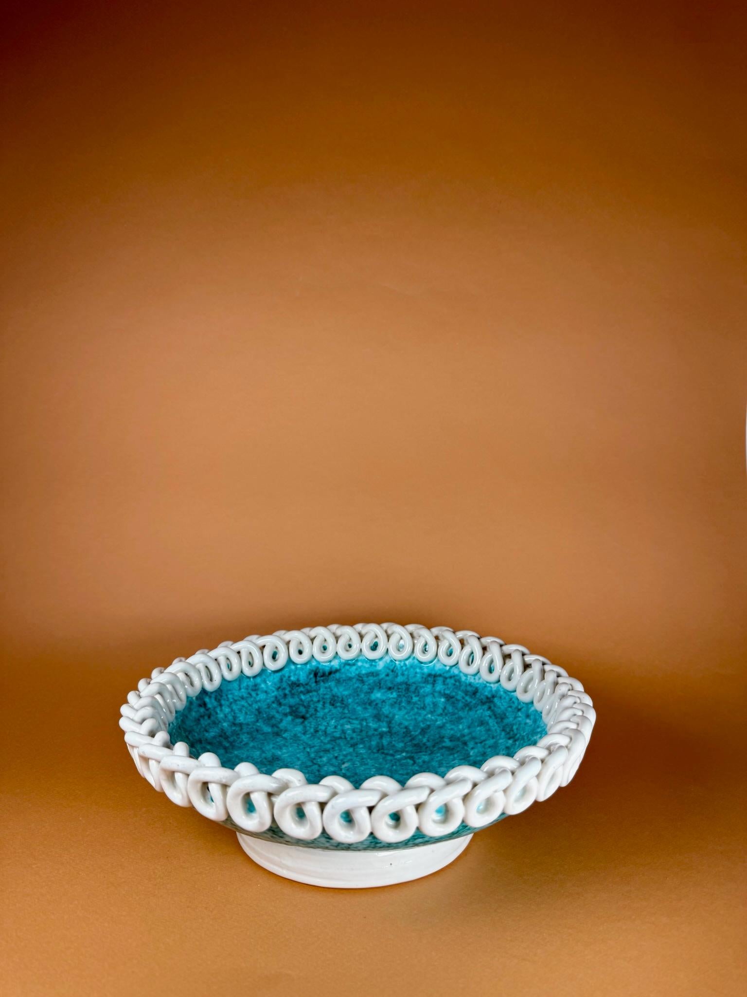 Origen
Sainte Radegonde, Francia, hacia la década de 1940

Materiales
Cerámica esmaltada

Dimensiones
11,5 pulgadas de diámetro, 4 pulgadas de altura

Condición
Muy buen estado vintage, acorde con la edad

Plato redondo hondo y escultural de Sainte