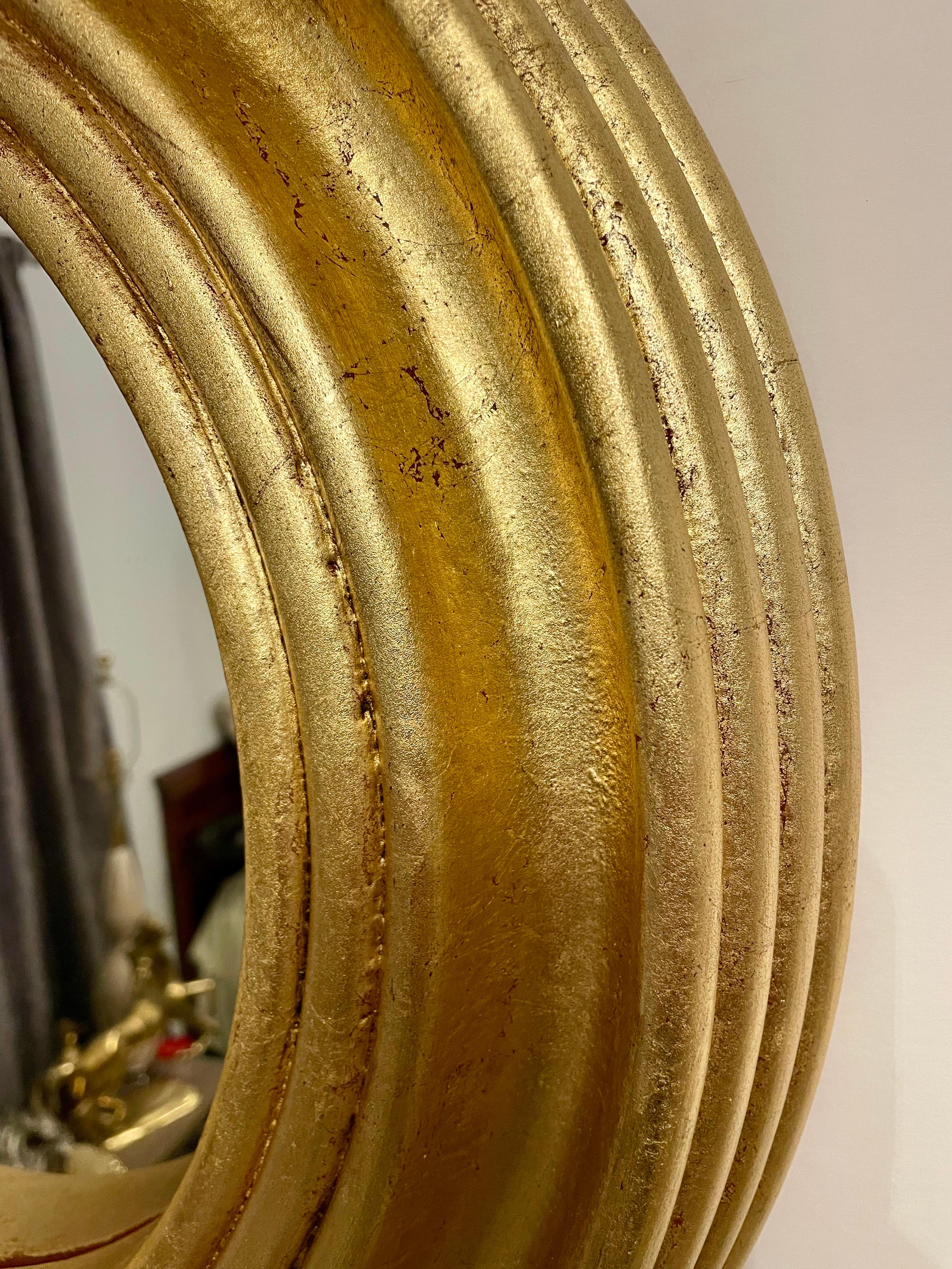 Round Deep Gilt Mirror In Good Condition For Sale In New York, NY