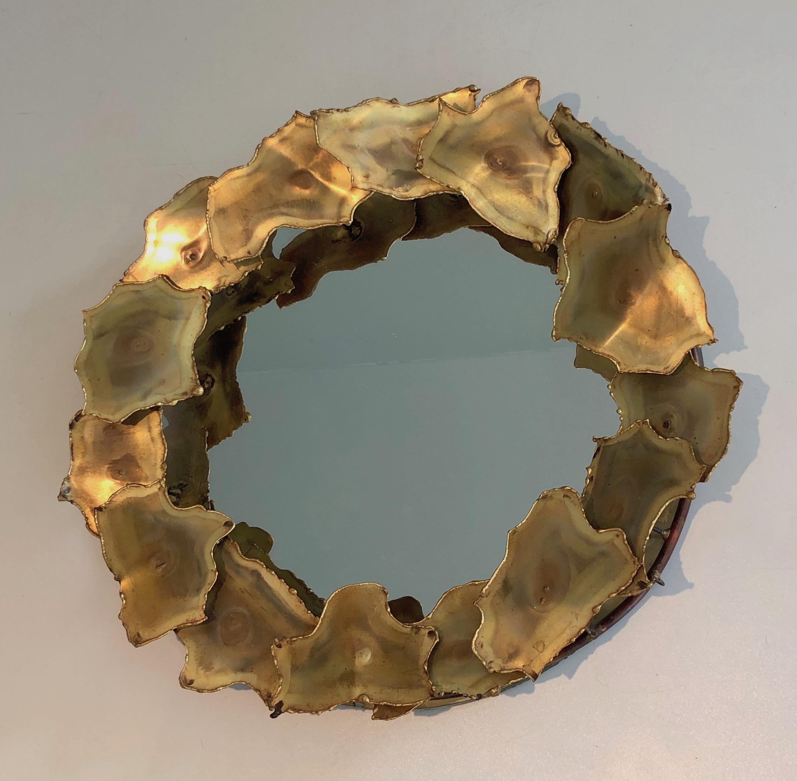 This round design mirror is made of stylish brass leaves. This is a very nice and delicate French Work, circa 1970.