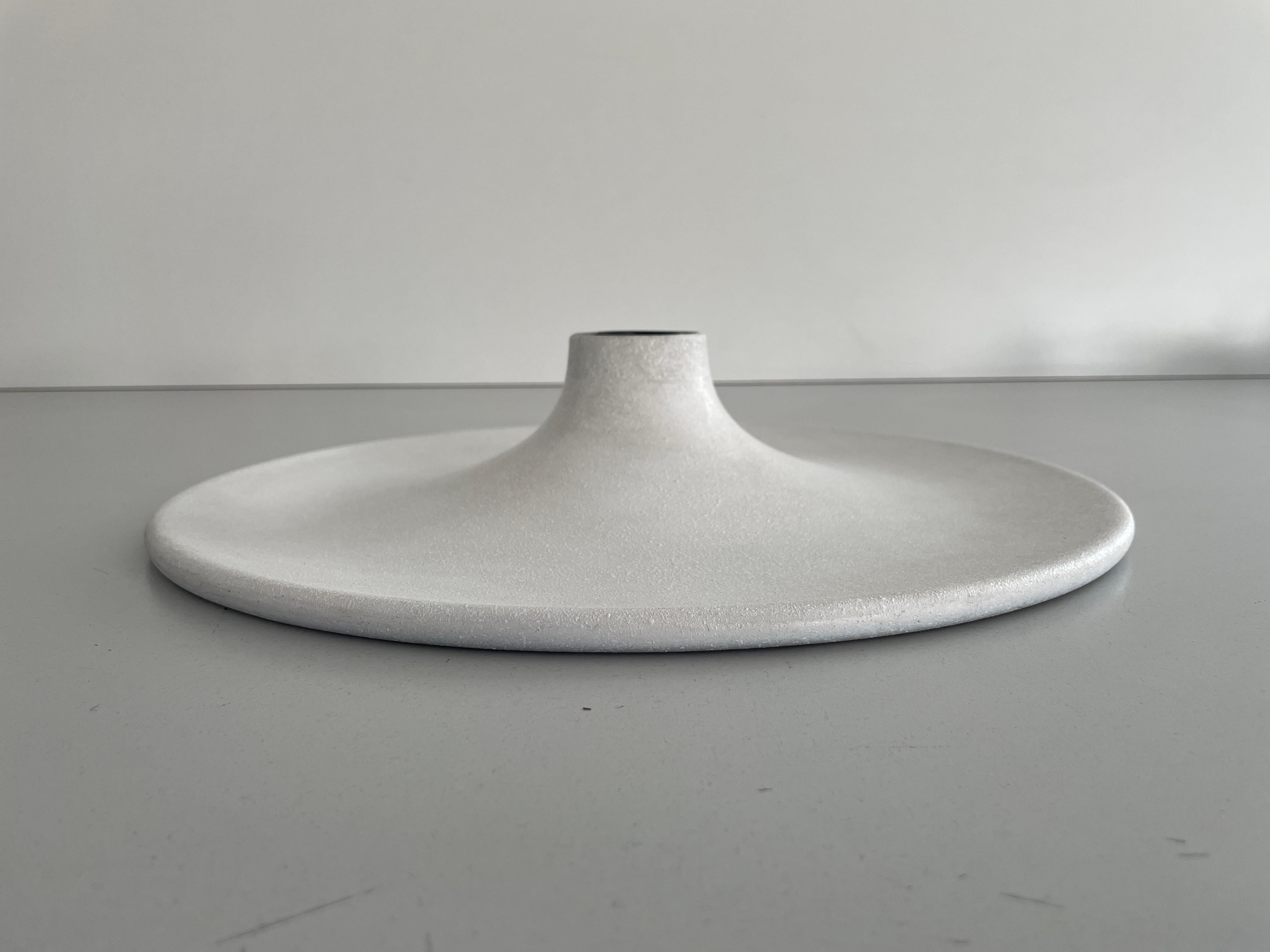Round Design Weiße Wand- oder Deckenleuchte, 1960er Jahre, Italien

Der Lampenschirm ist in sehr gutem Vintage-Zustand.

Anzahl : 4

Diese Lampe funktioniert mit E27-Glühbirnen. 
Verkabelt und geeignet für 220V und 110V für alle