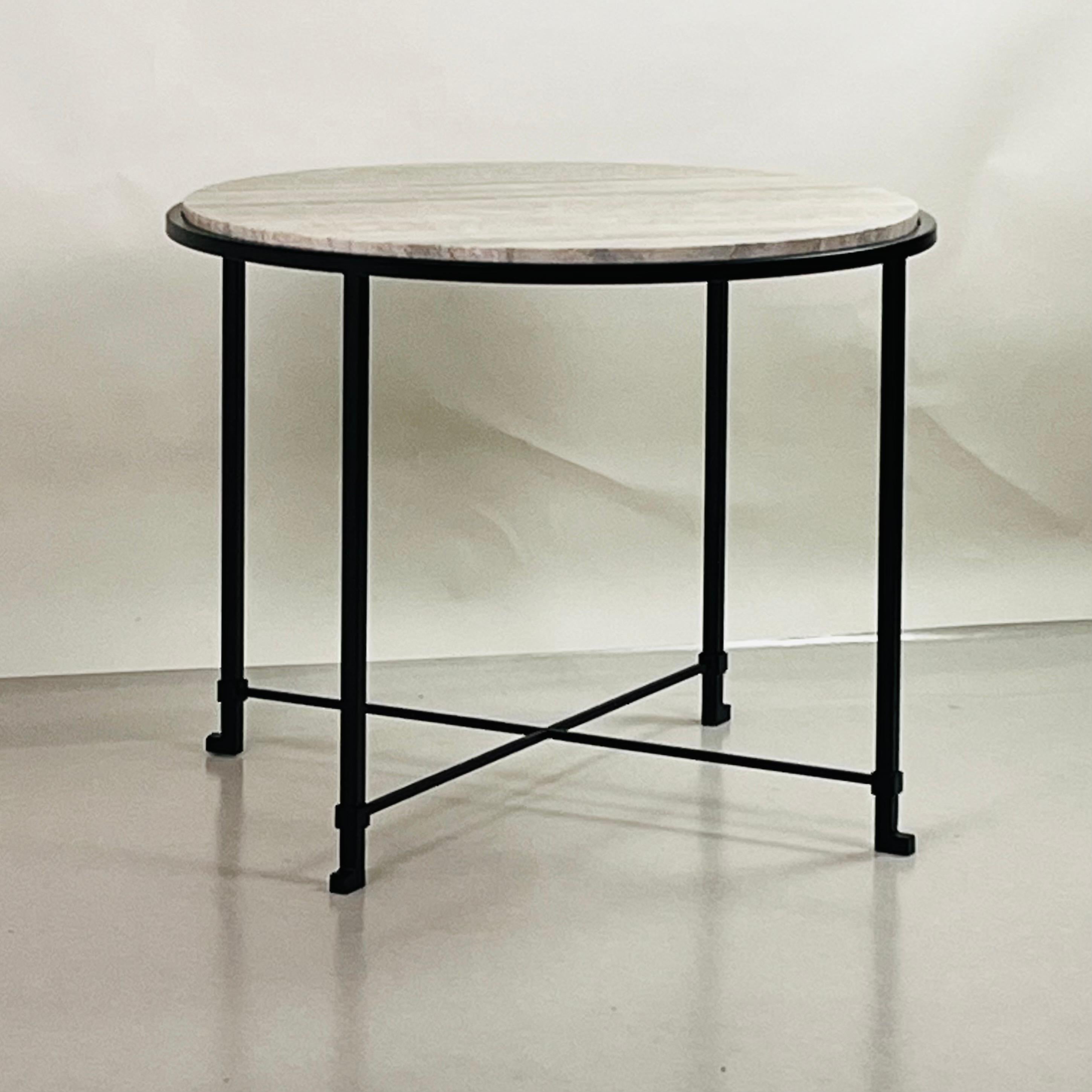 Voici la table d'appoint ou guéridon rond en travertin 'Diagramme' de DESIGN FRÈRES.

La base en fer noirci rappelle le mouvement emblématique de l'Art déco. Sa finition foncée est d'une grande sophistication et crée un contraste saisissant avec le