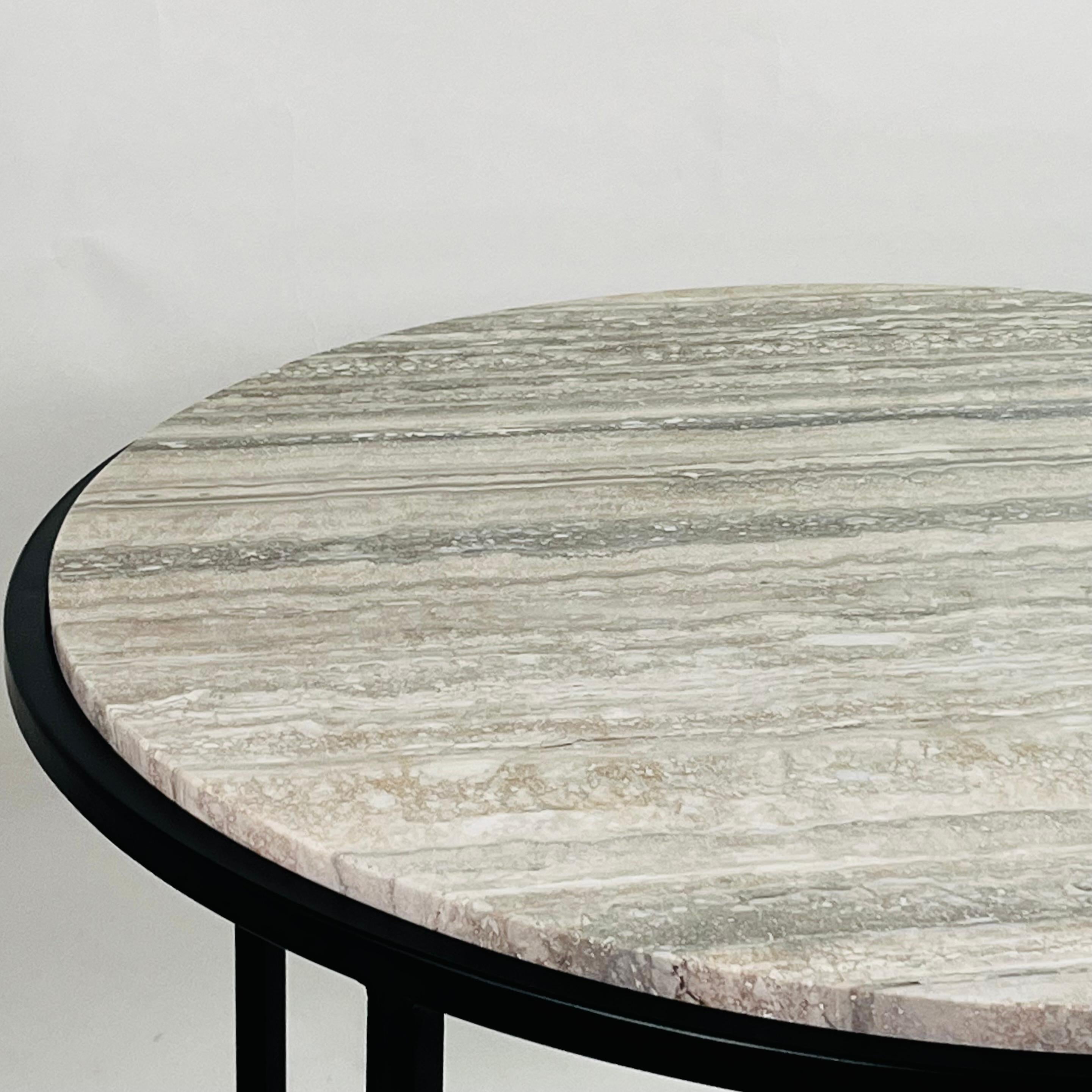 Table d'appoint ronde 'Diagramme' ou Guéridon en Travertin Silver par Design Frères Neuf - En vente à Los Angeles, CA