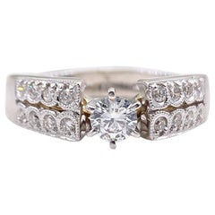 Anillo de compromiso de diamante redondo de 0,59 quilates y oro blanco de 14 quilates