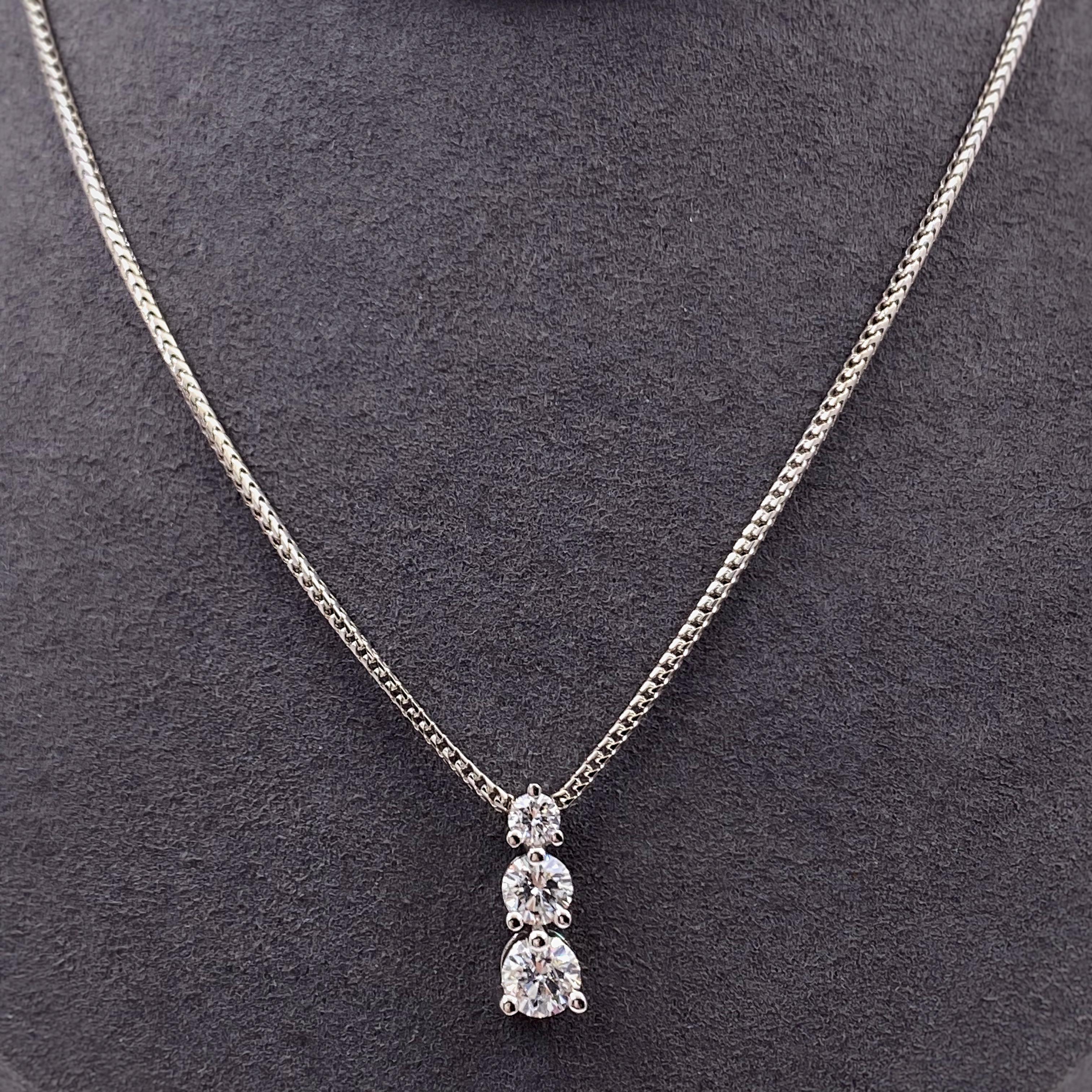 Taglio rotondo Collana con ciondolo a tre pietre con diamante rotondo da 0,90 carati in oro 18 carati in vendita