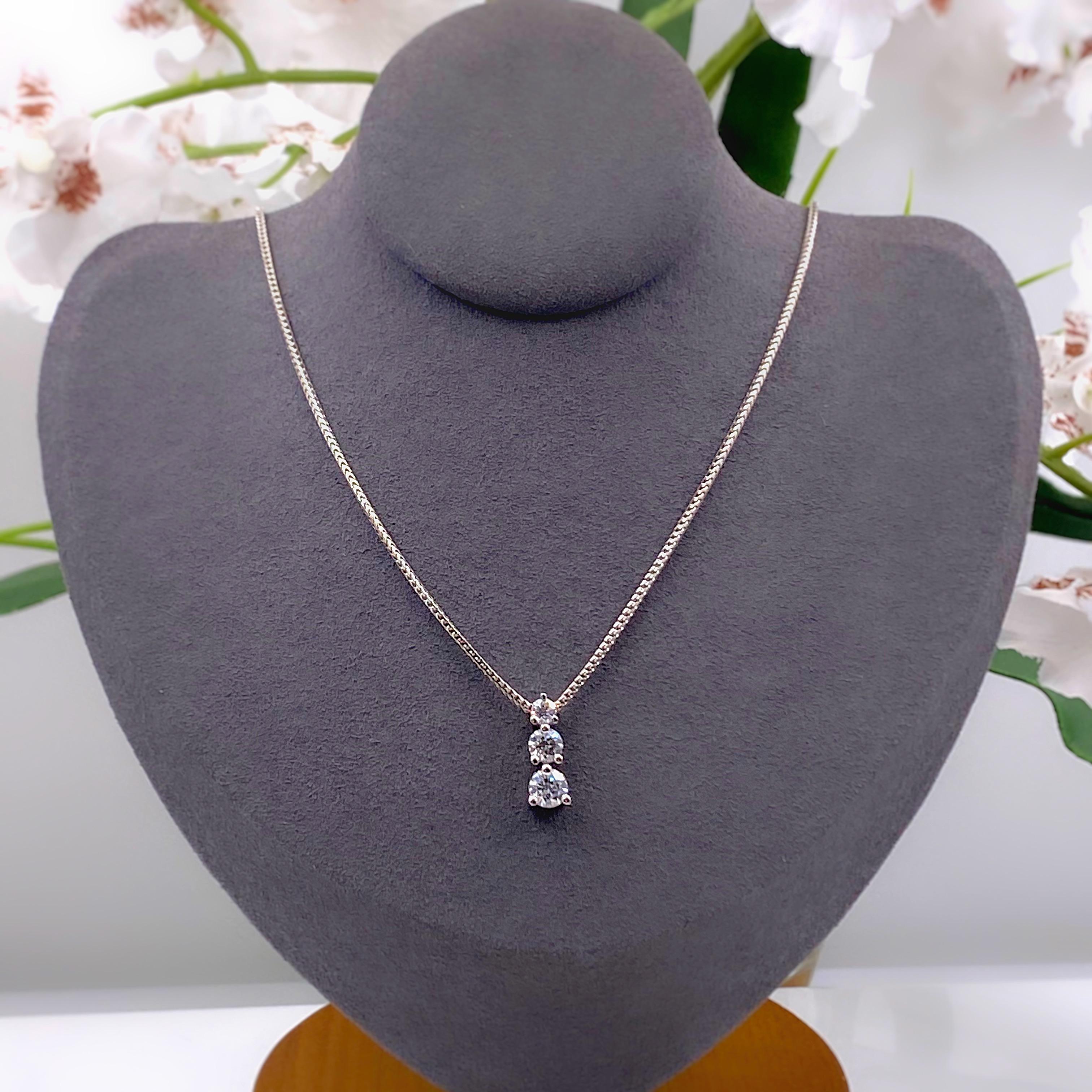 Collana con ciondolo a tre pietre con diamante rotondo da 0,90 carati in oro 18 carati In condizioni ottime in vendita a San Diego, CA