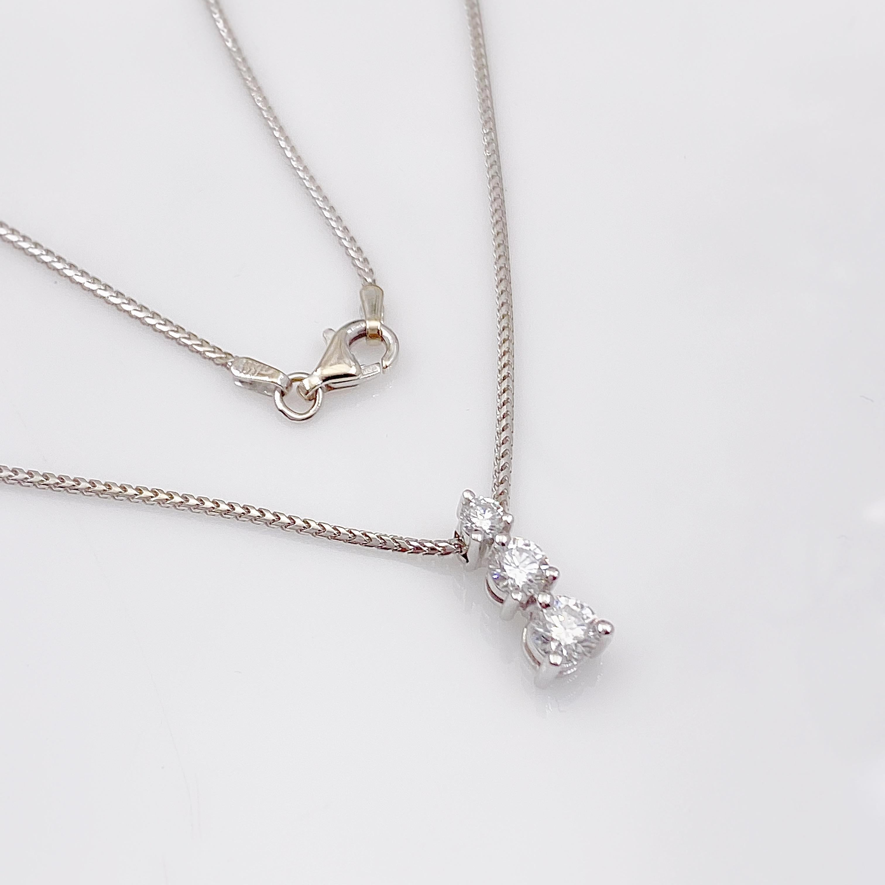 Collana con ciondolo a tre pietre con diamante rotondo da 0,90 carati in oro 18 carati in vendita 1