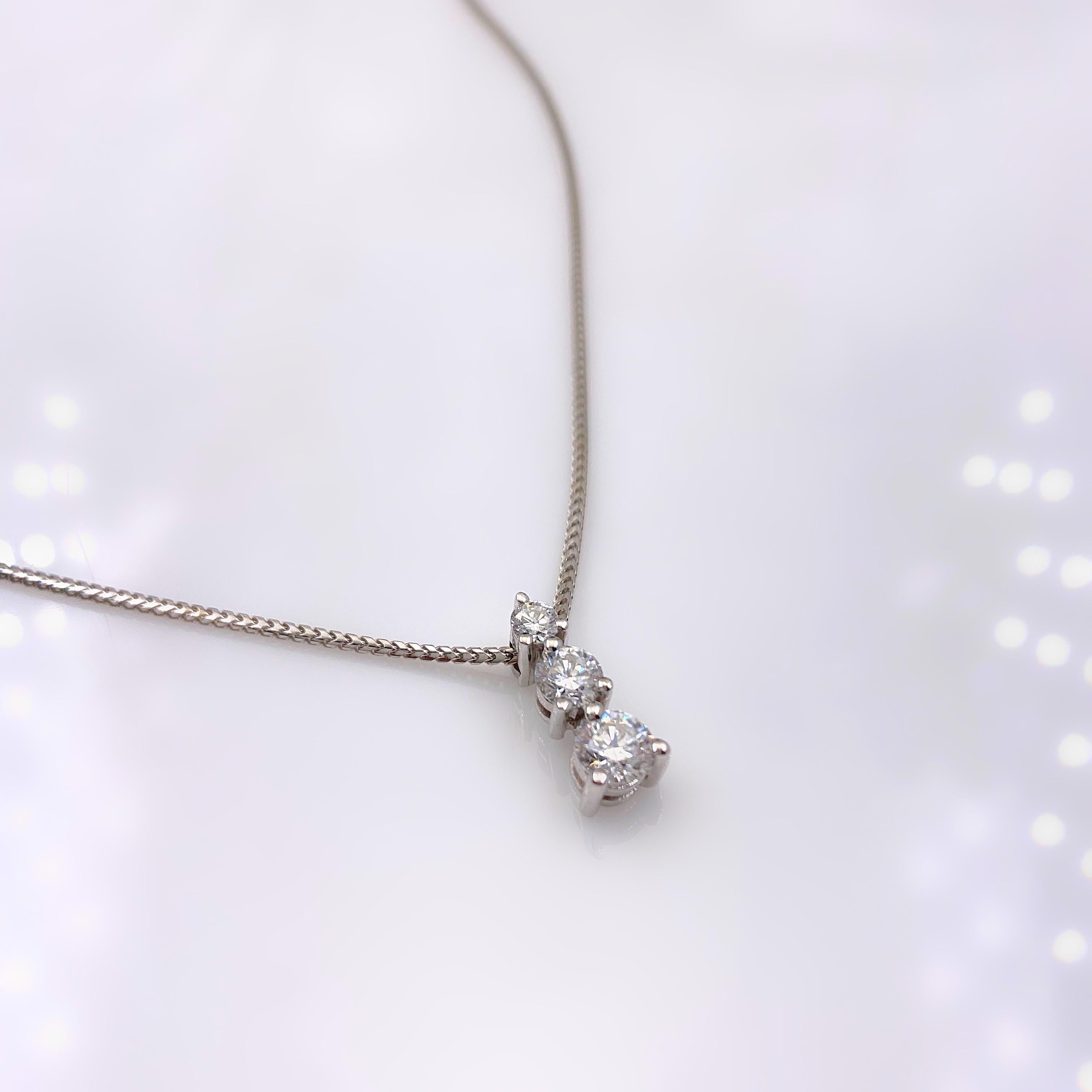 Collana con ciondolo a tre pietre con diamante rotondo da 0,90 carati in oro 18 carati in vendita 2