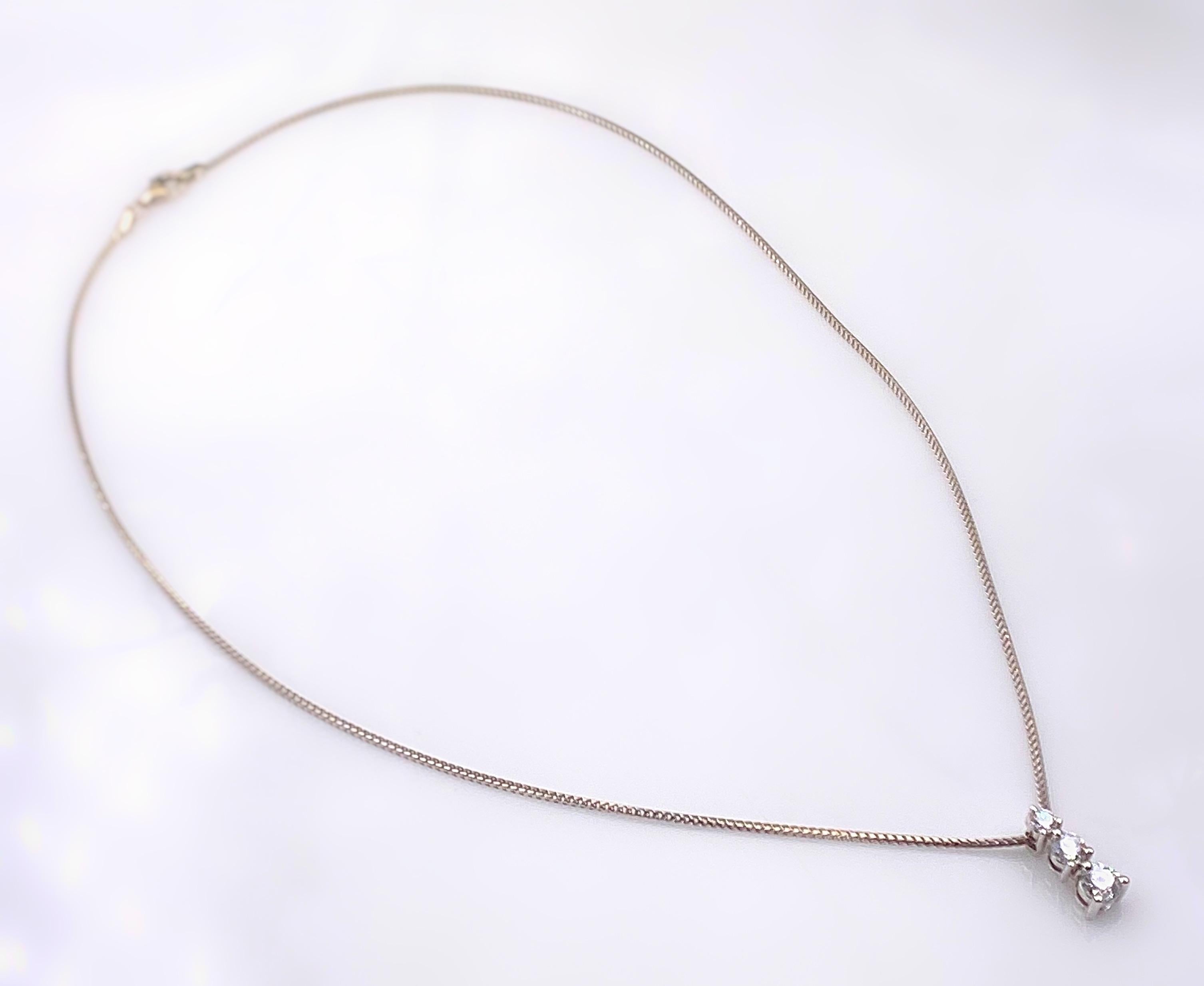 Collana con ciondolo a tre pietre con diamante rotondo da 0,90 carati in oro 18 carati in vendita 3