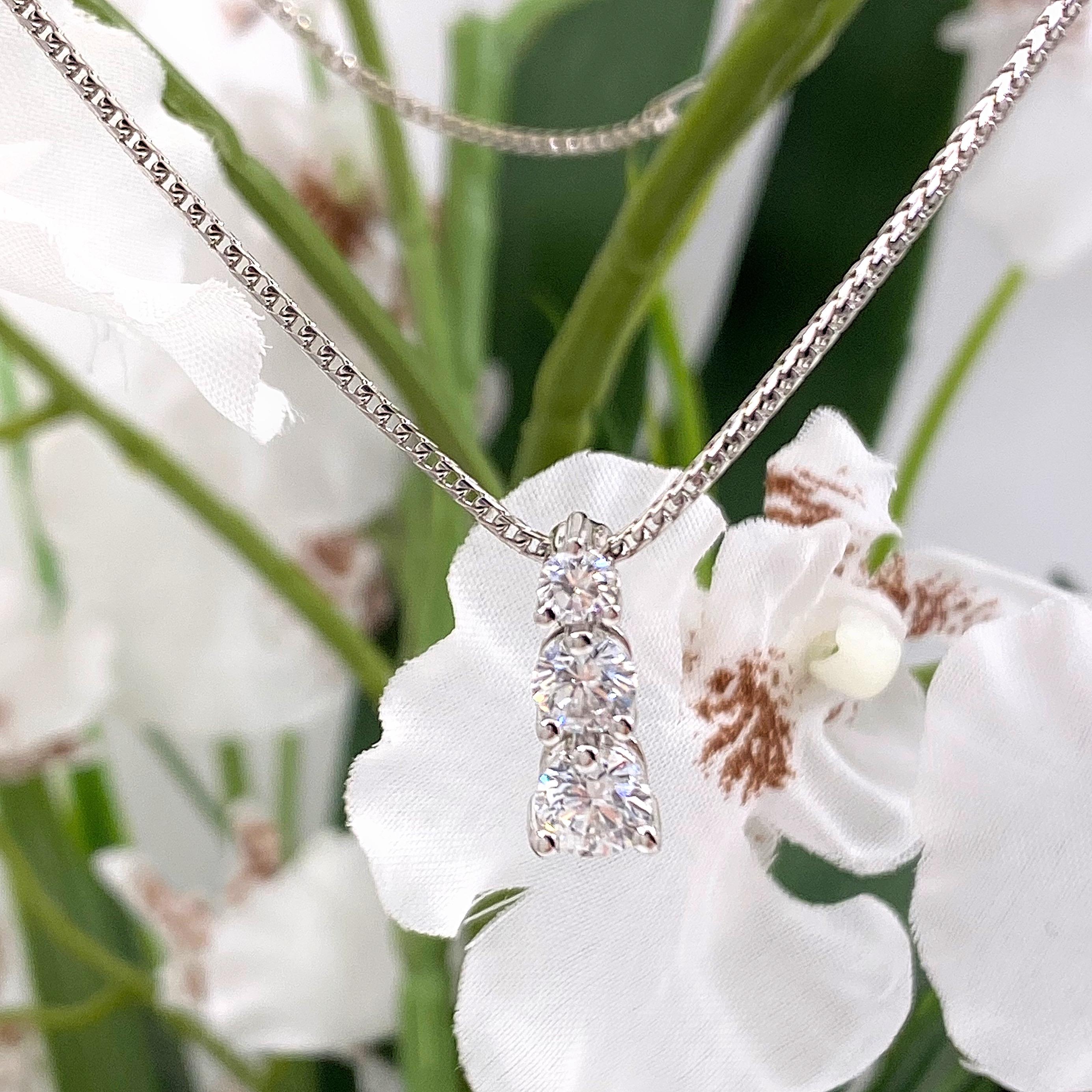 Collana con ciondolo a tre pietre con diamante rotondo da 0,90 carati in oro 18 carati in vendita 4