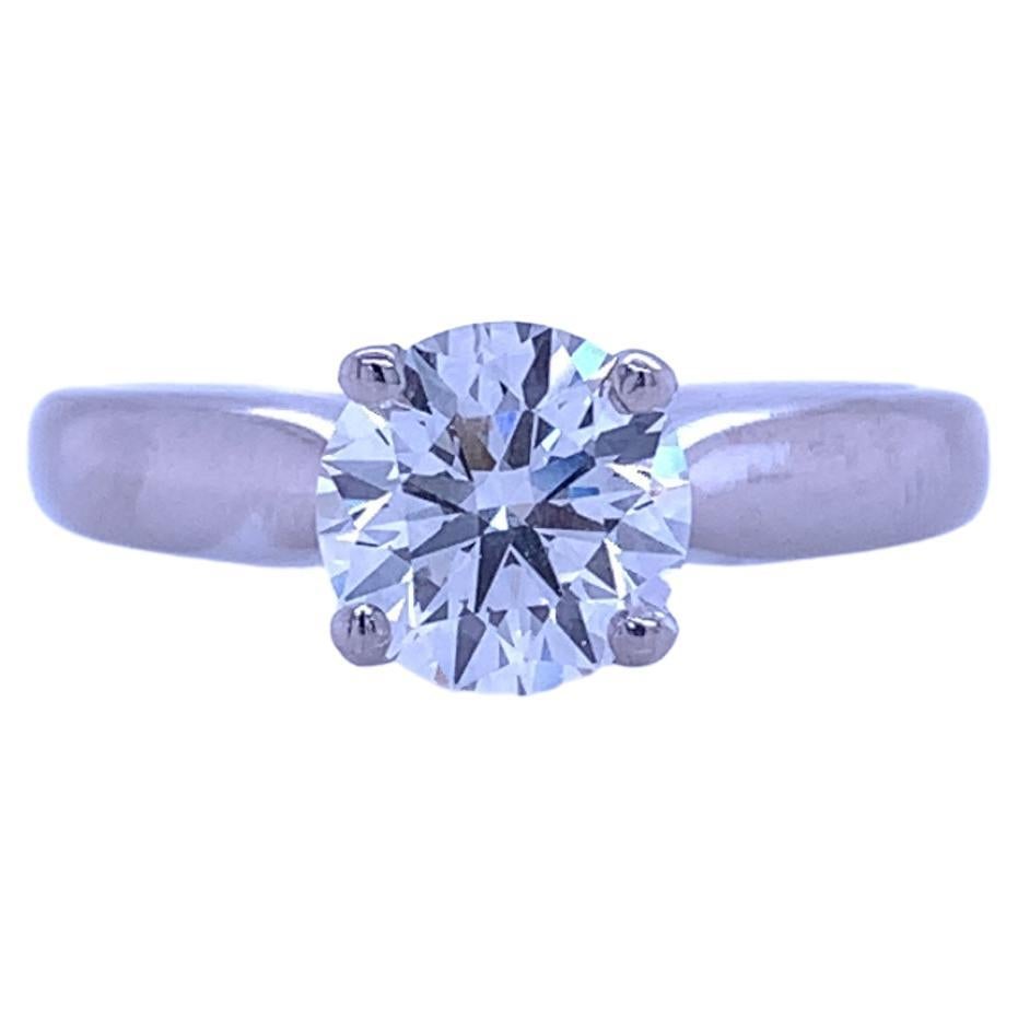 Solitaire rinceau en or blanc 18 carats serti d'un diamant rond de 1,10 carat