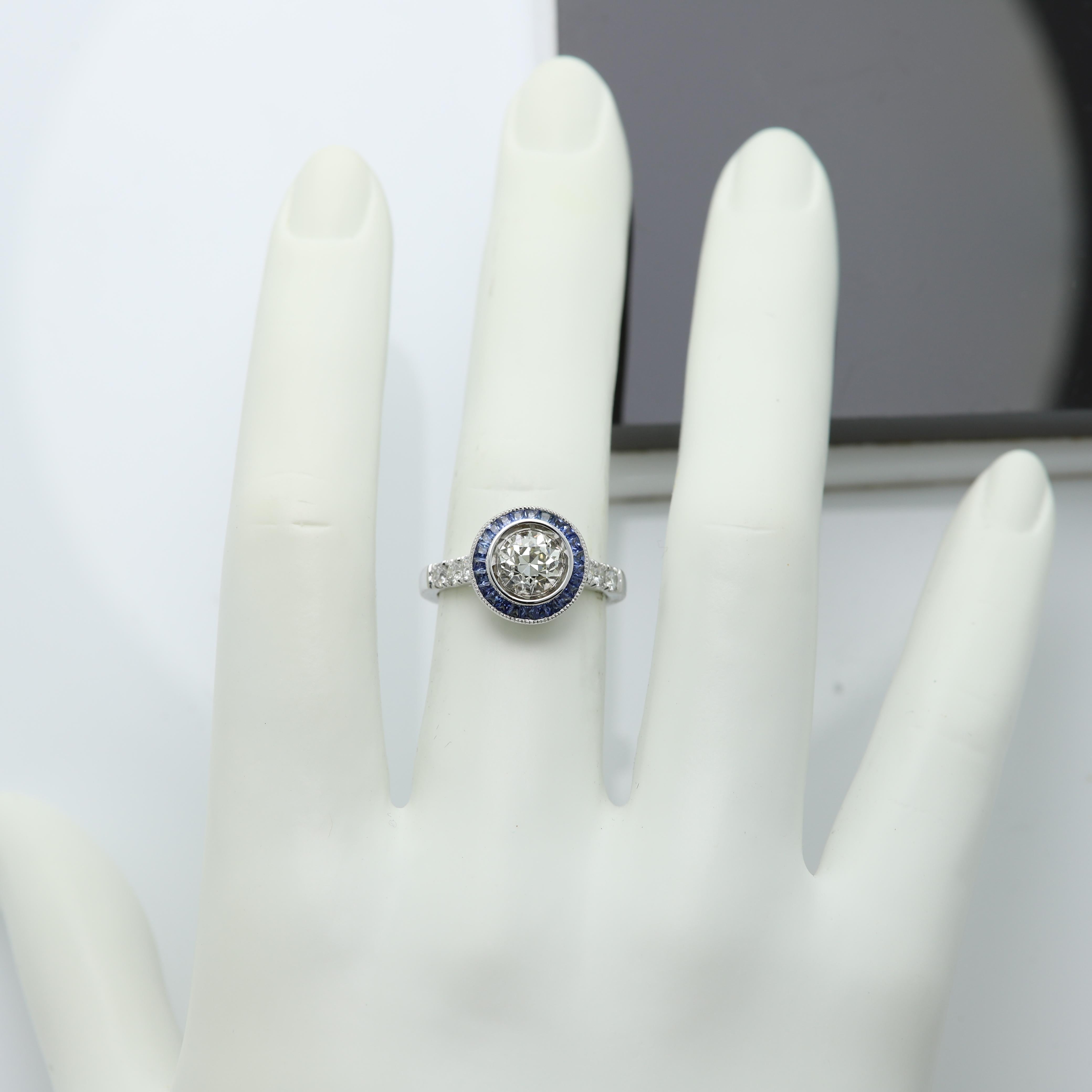 Bague en or blanc 18 carats de style Art déco avec diamant rond de 1,25 carat et saphir bleu Neuf - En vente à Brooklyn, NY