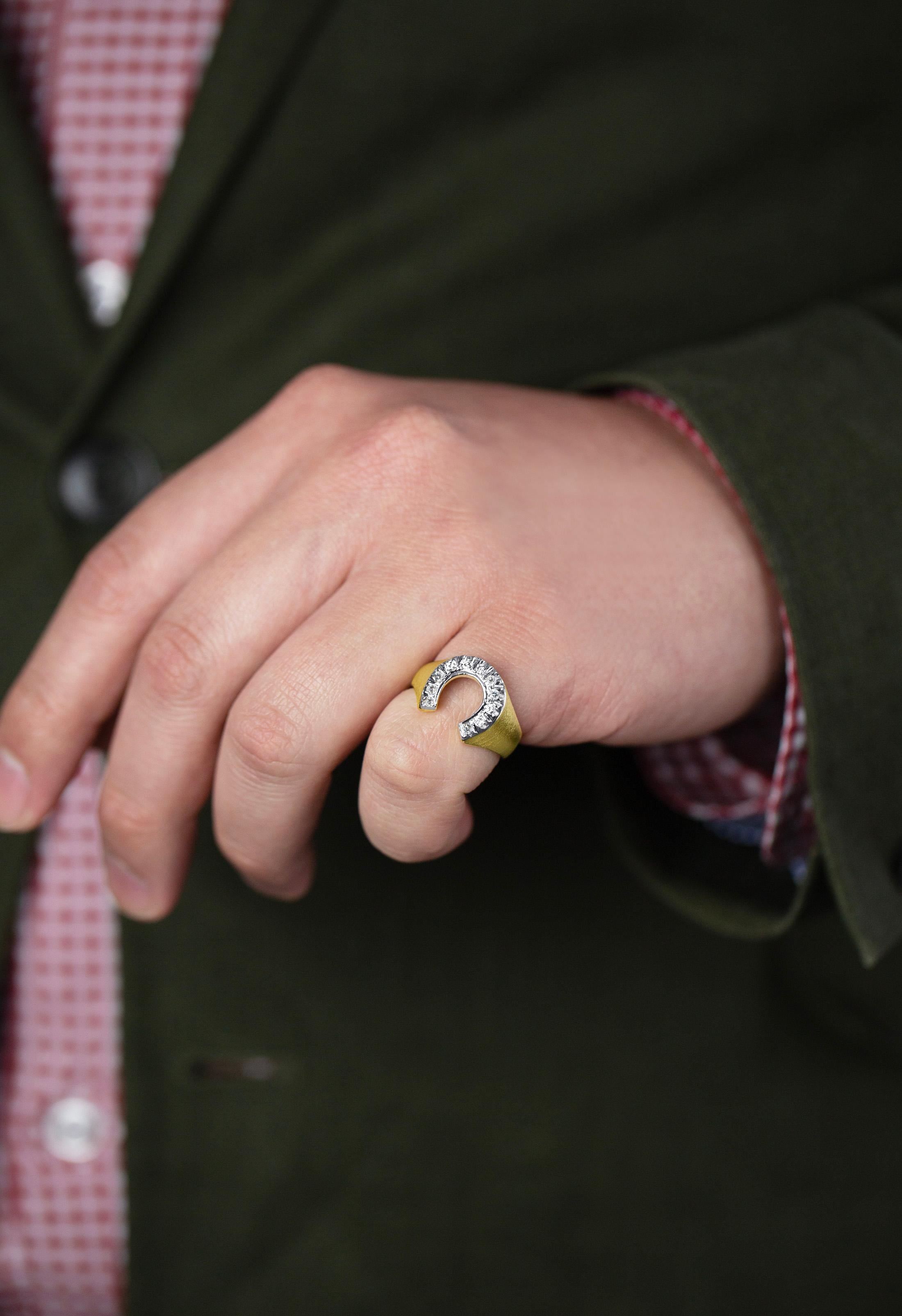 Taille ronde Bague homme vintage 0.40 carats diamant rond brillant en forme de fer à cheval en vente