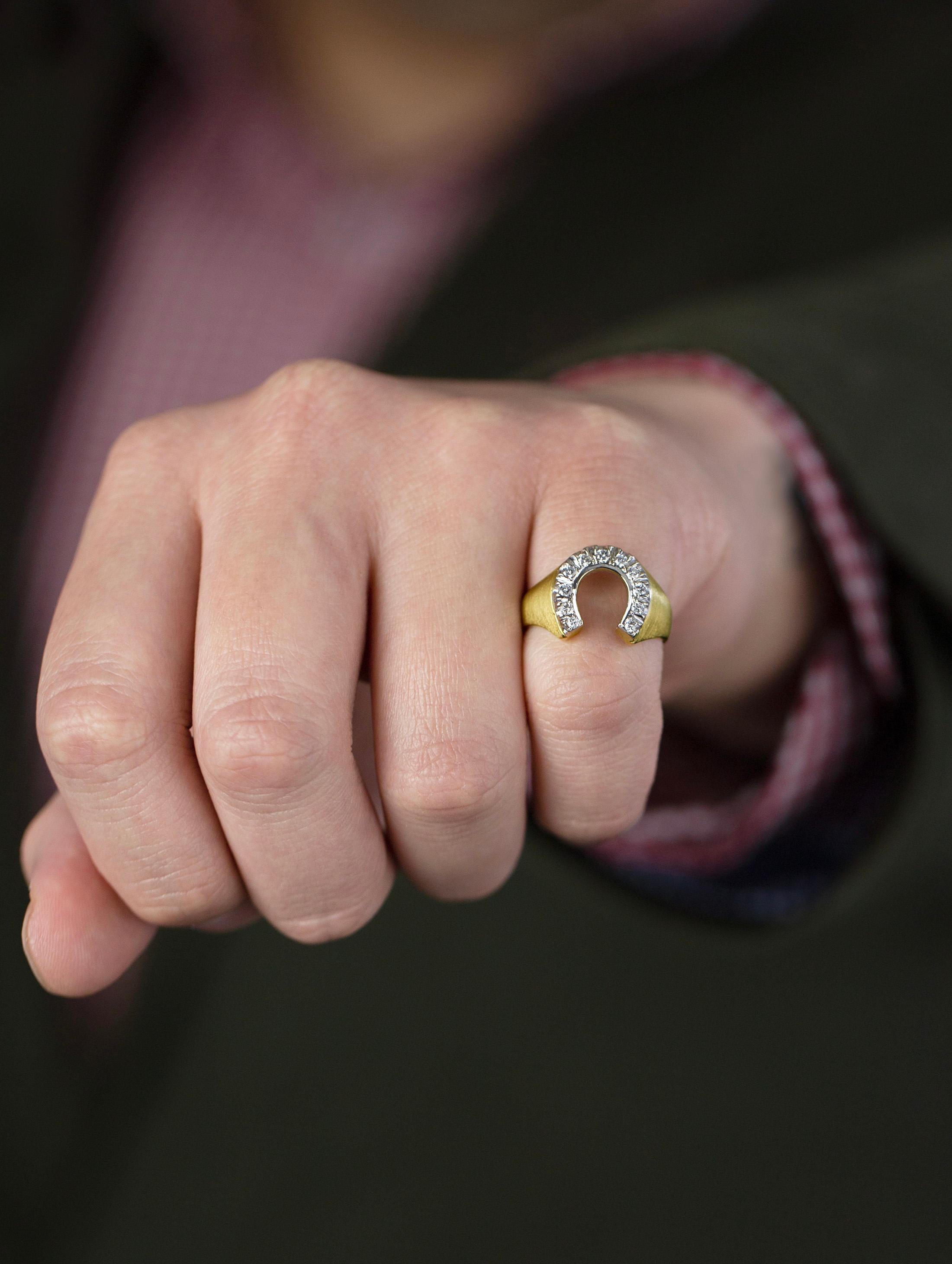 Bague homme vintage 0.40 carats diamant rond brillant en forme de fer à cheval Unisexe en vente