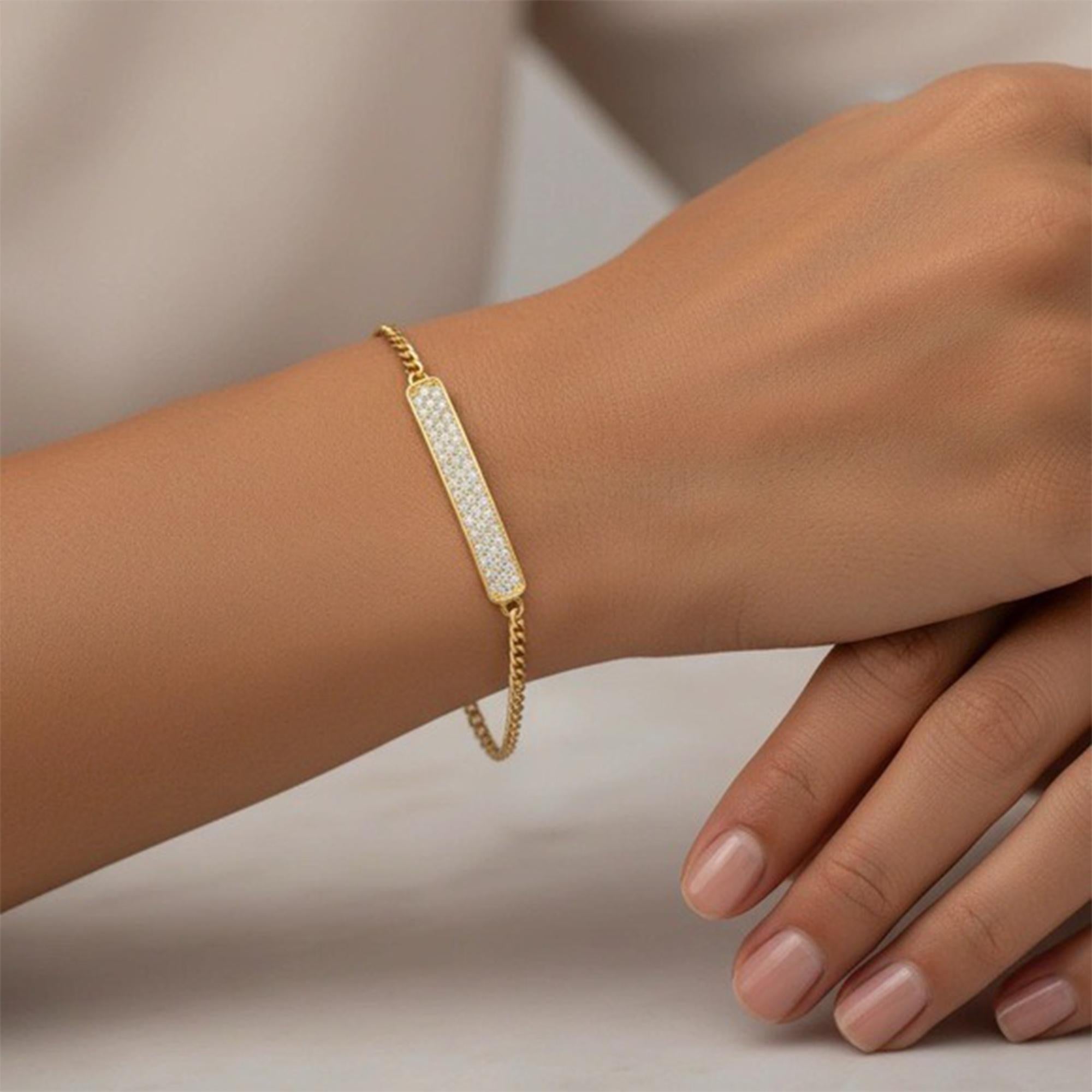 Cet exquis bracelet à barre de diamants ronds, réalisé en or jaune 14 carats (18 carats disponibles sur demande), offre un mélange intemporel d'élégance et de brillance. La barre d'or élégante est méticuleusement sertie de diamants ronds et